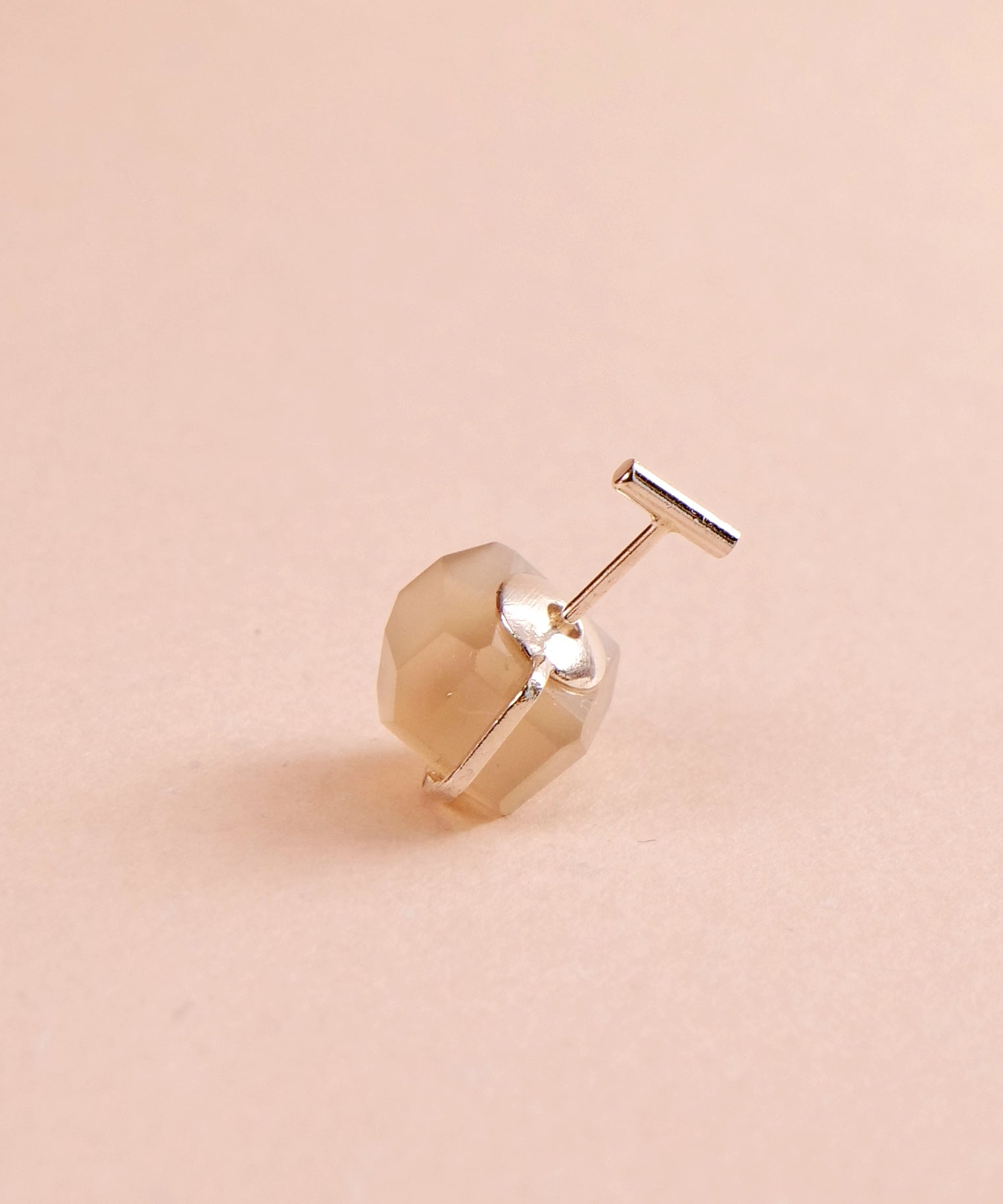 灰色月光石天然石抓耳环,一只耳朵