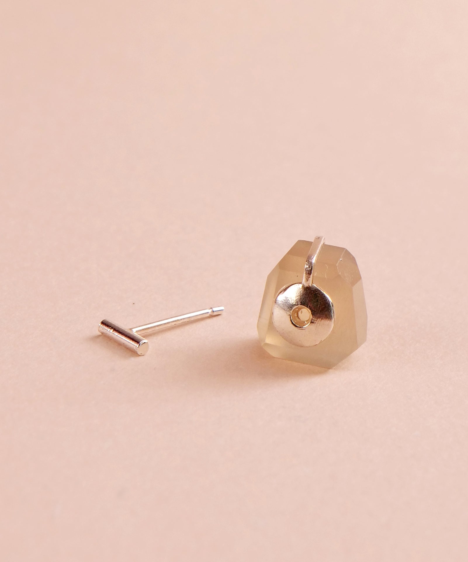 灰色月光石天然石抓耳环,一只耳朵