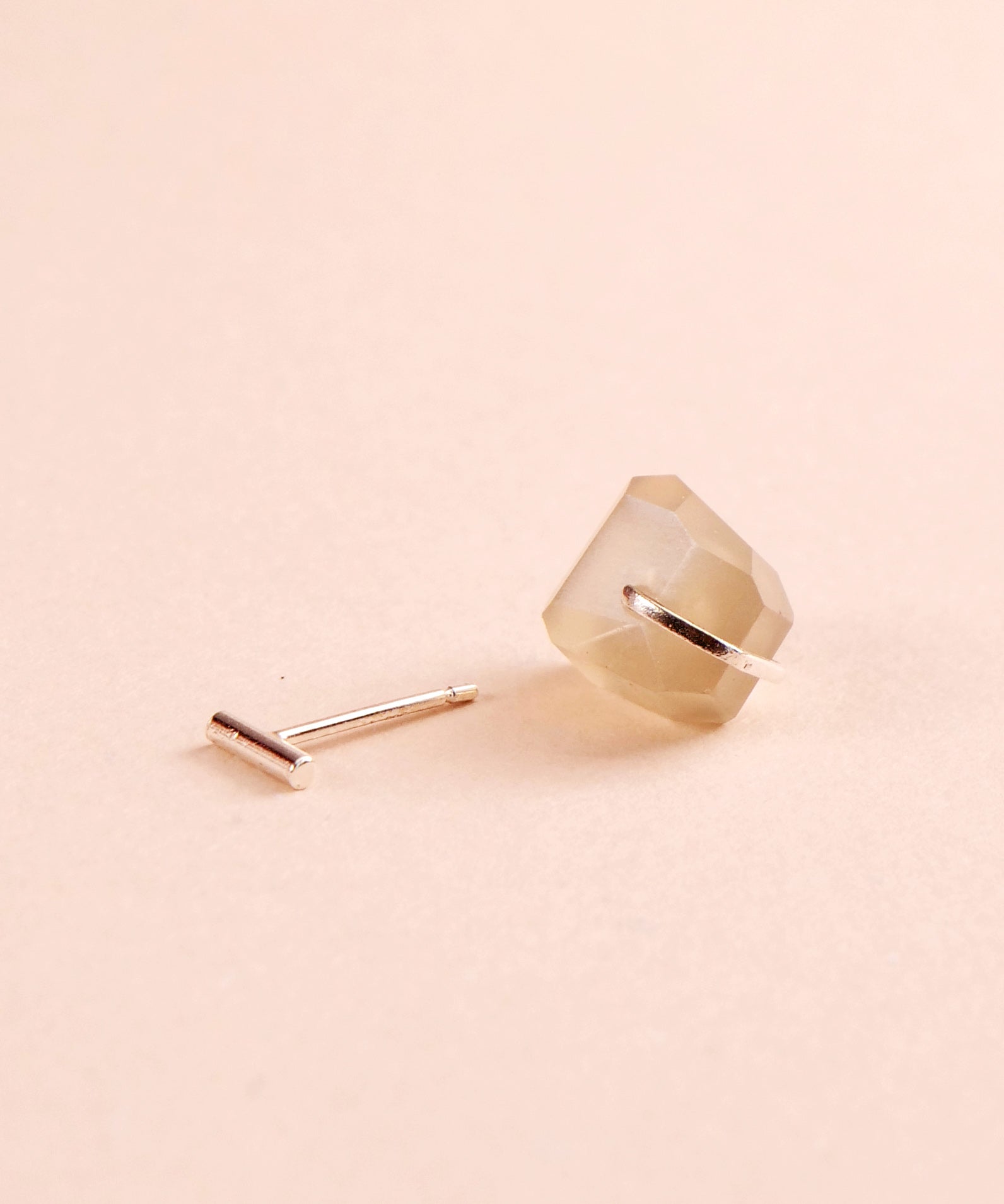 灰色月光石天然石抓耳环,一只耳朵