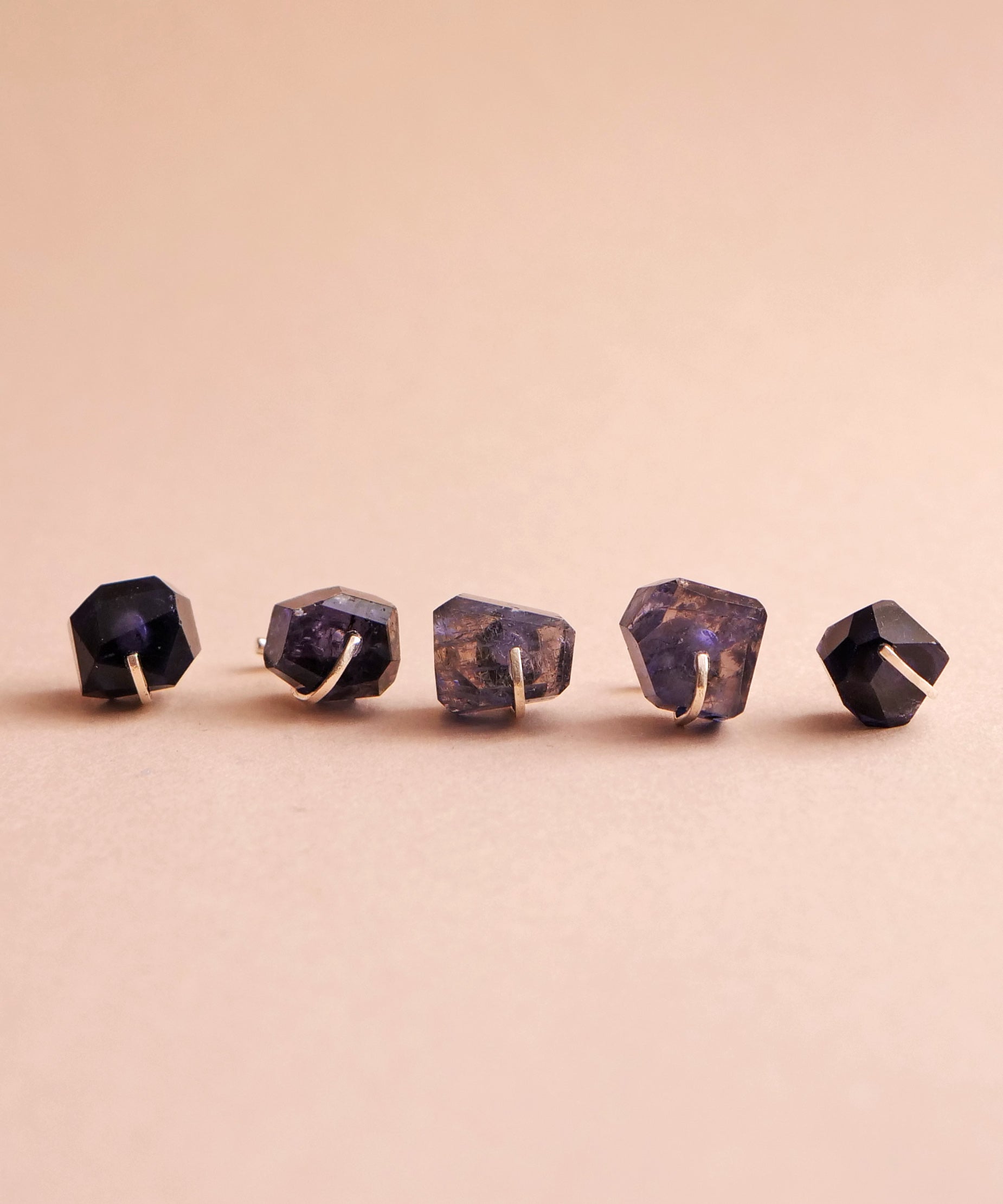 堇青石天然石抓耳钉,一只耳朵