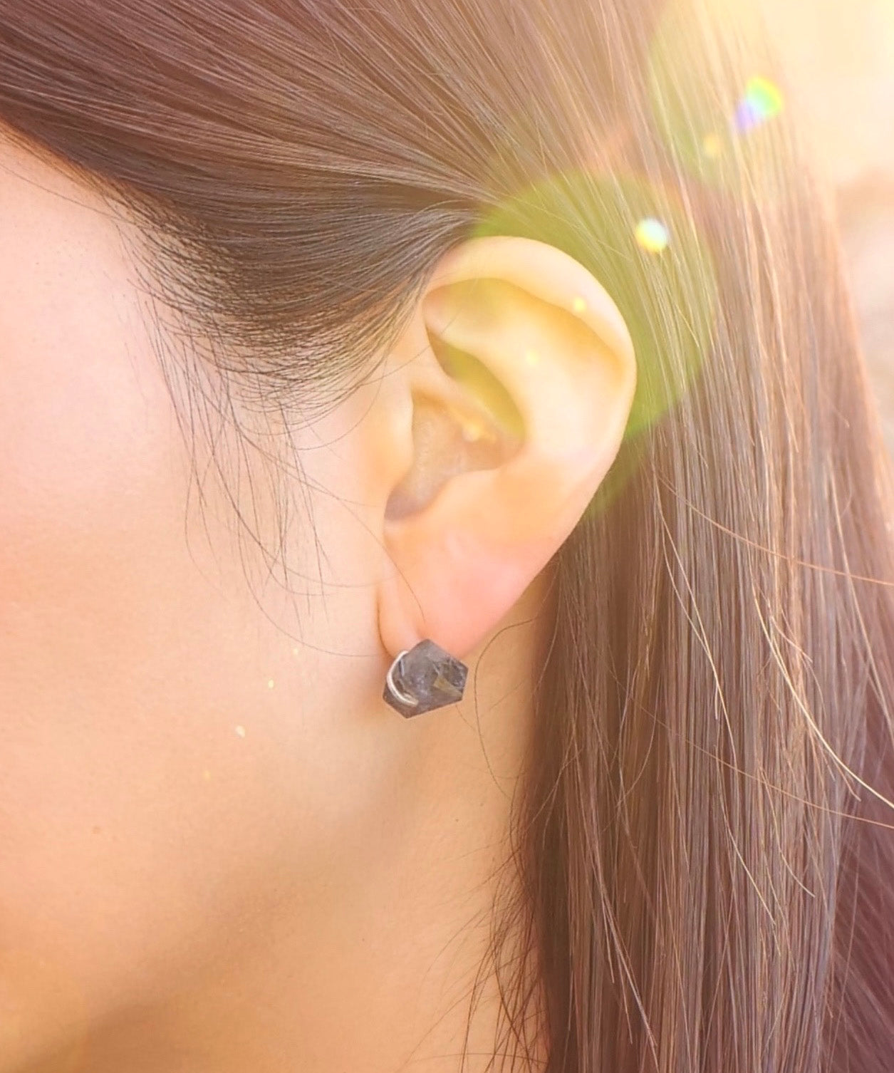 堇青石天然石抓耳钉,一只耳朵