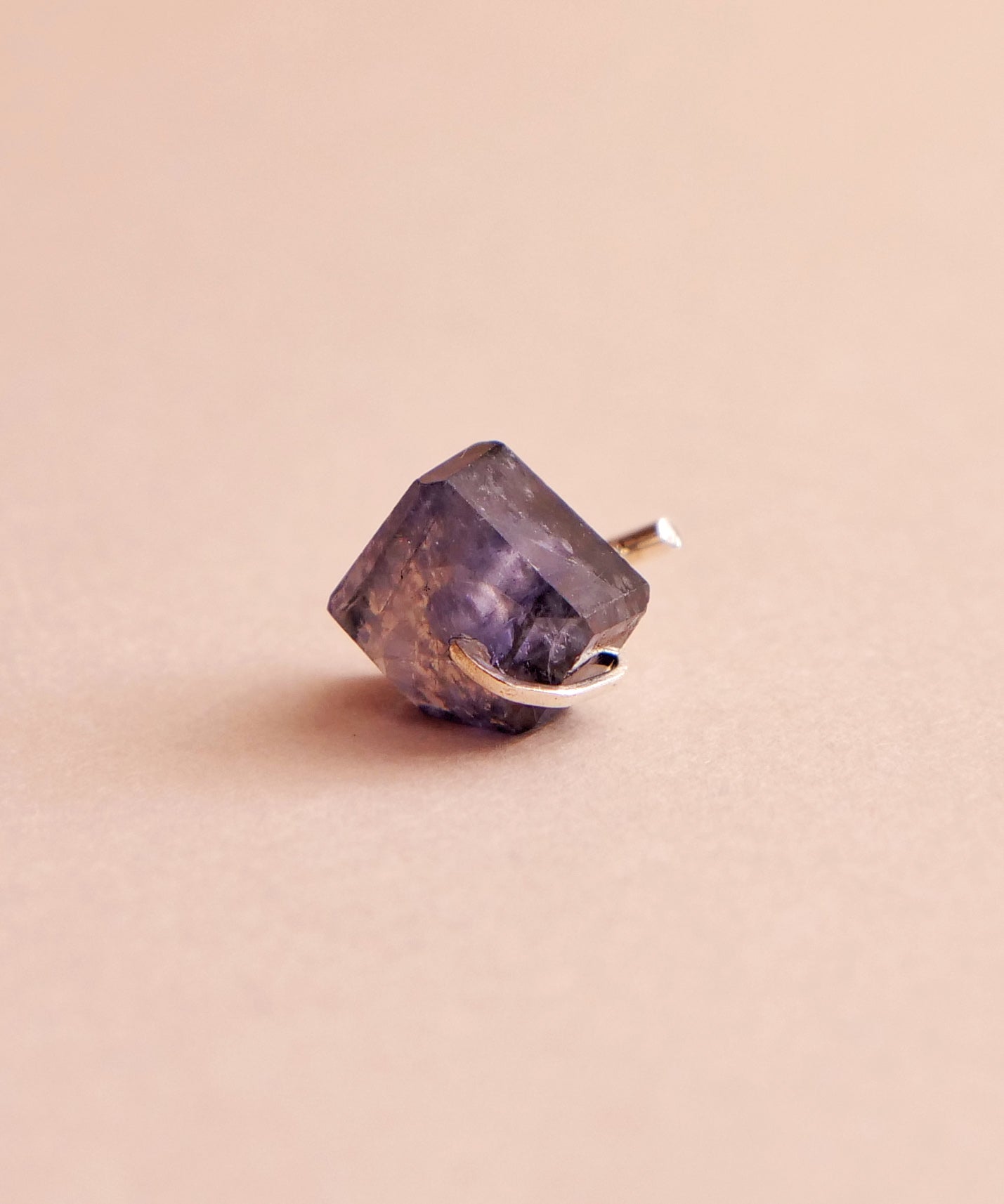 堇青石天然石抓耳钉,一只耳朵