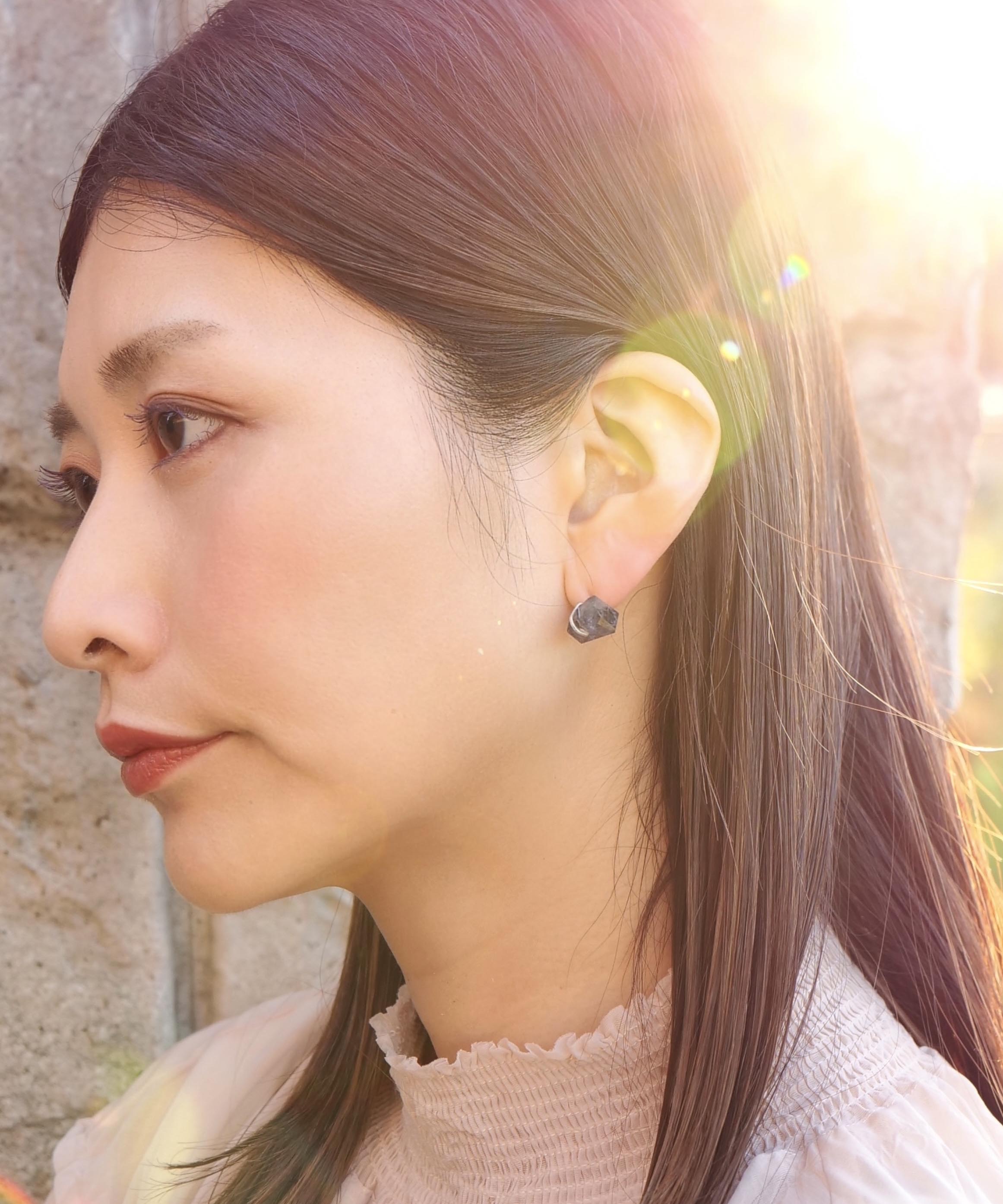 堇青石天然石抓耳钉,一只耳朵