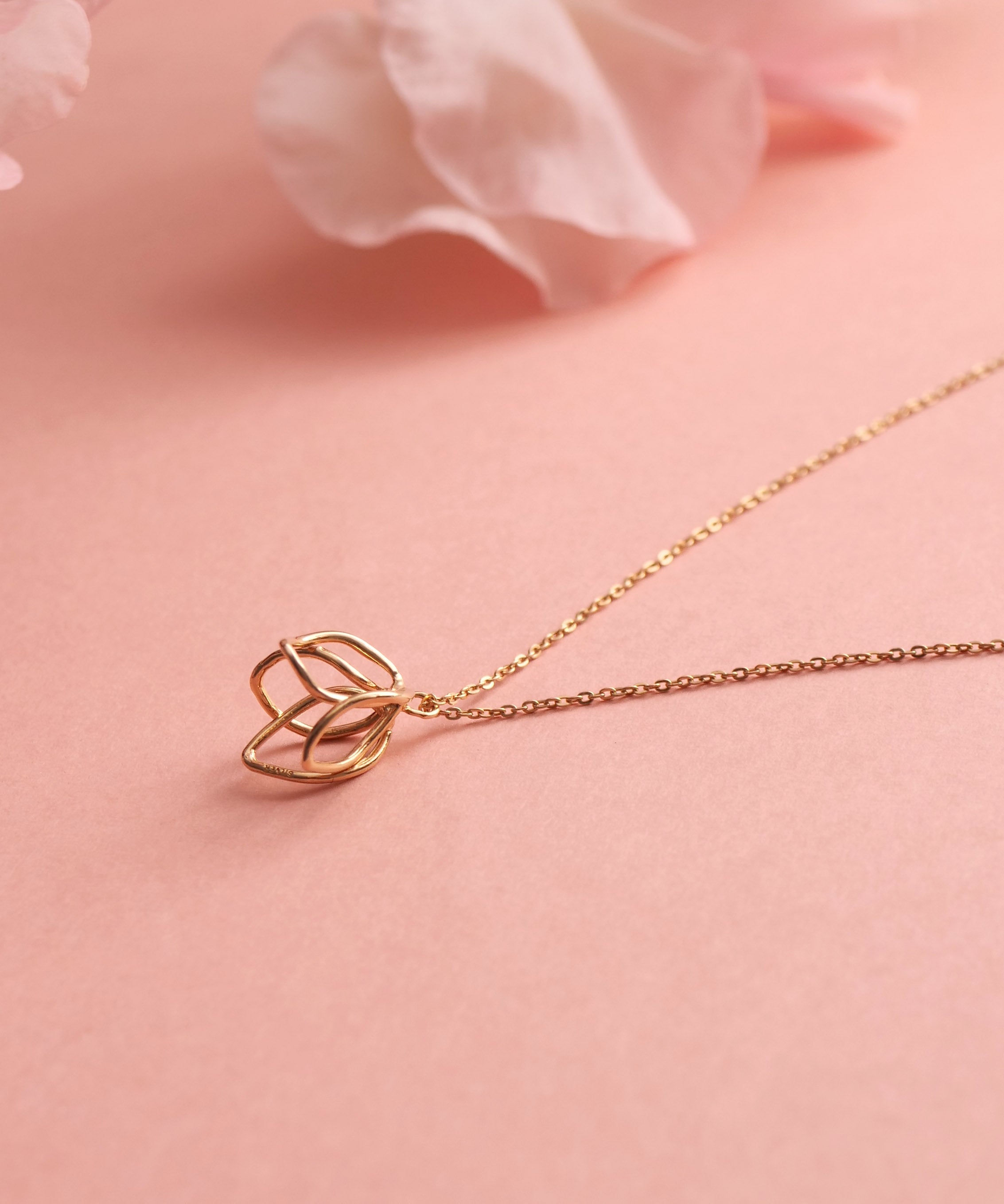 SV925 Graffiti Flower Necklace Gold