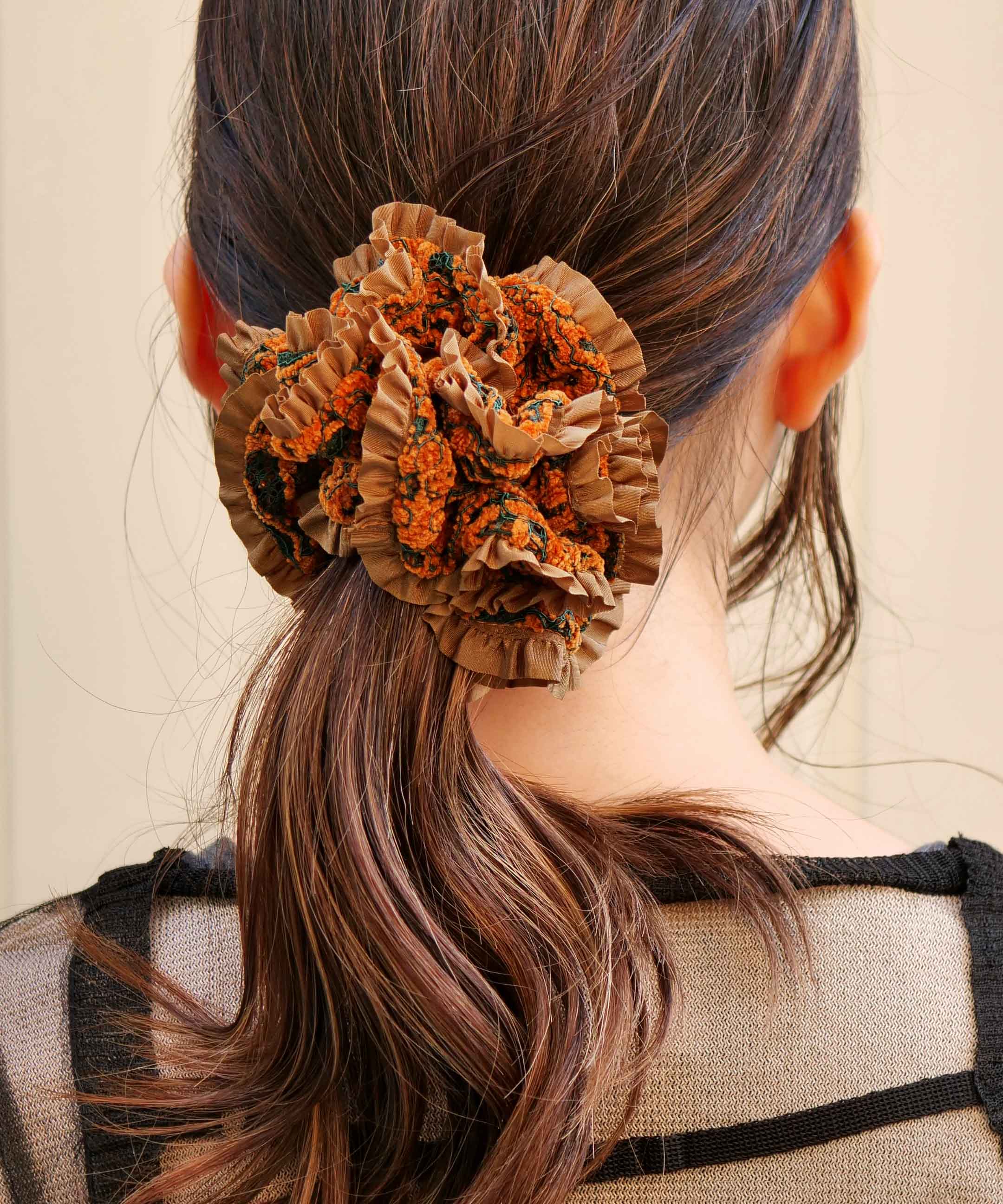 Mole lace frill piping scrunchie in orange