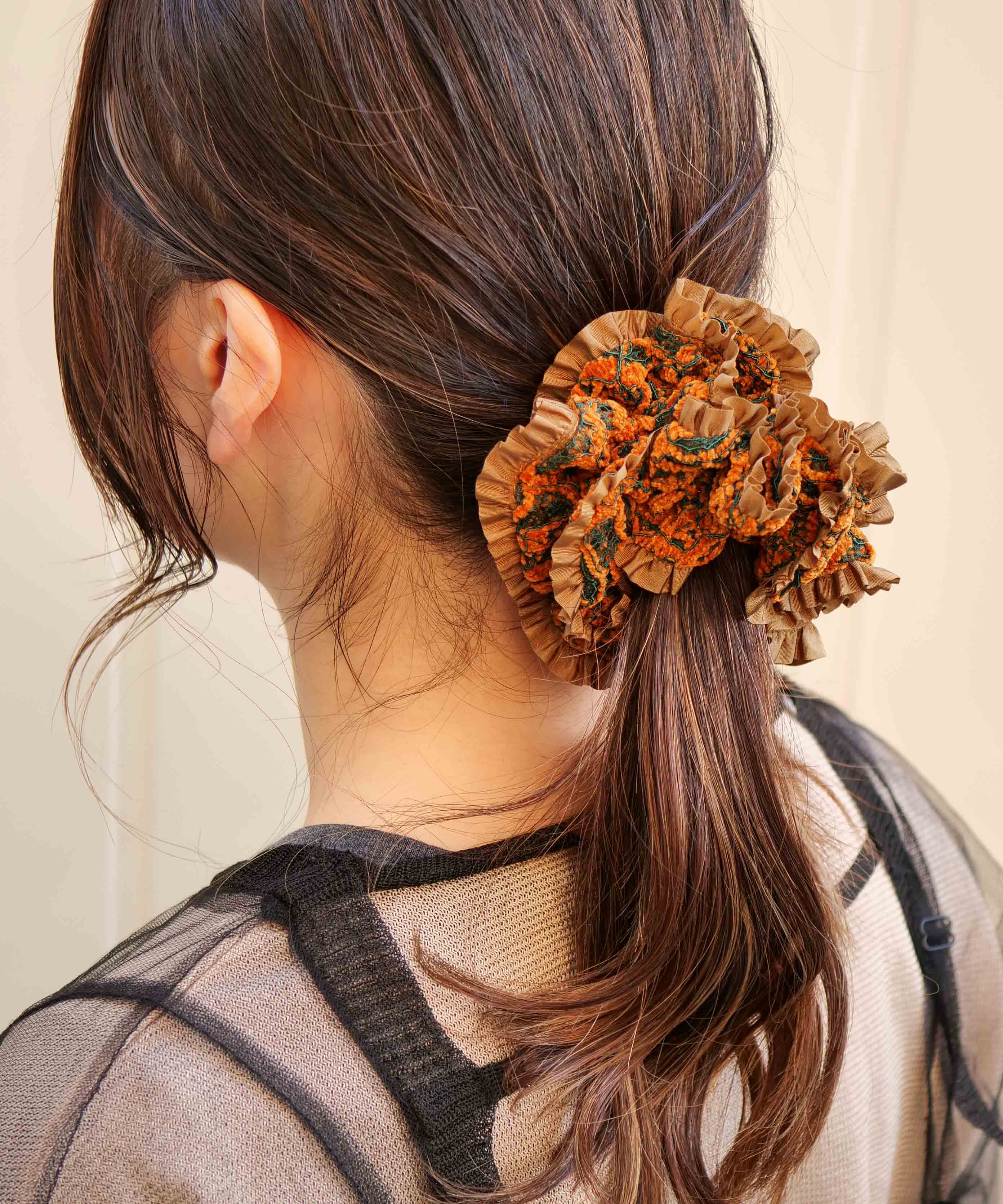 Mole lace frill piping scrunchie in orange