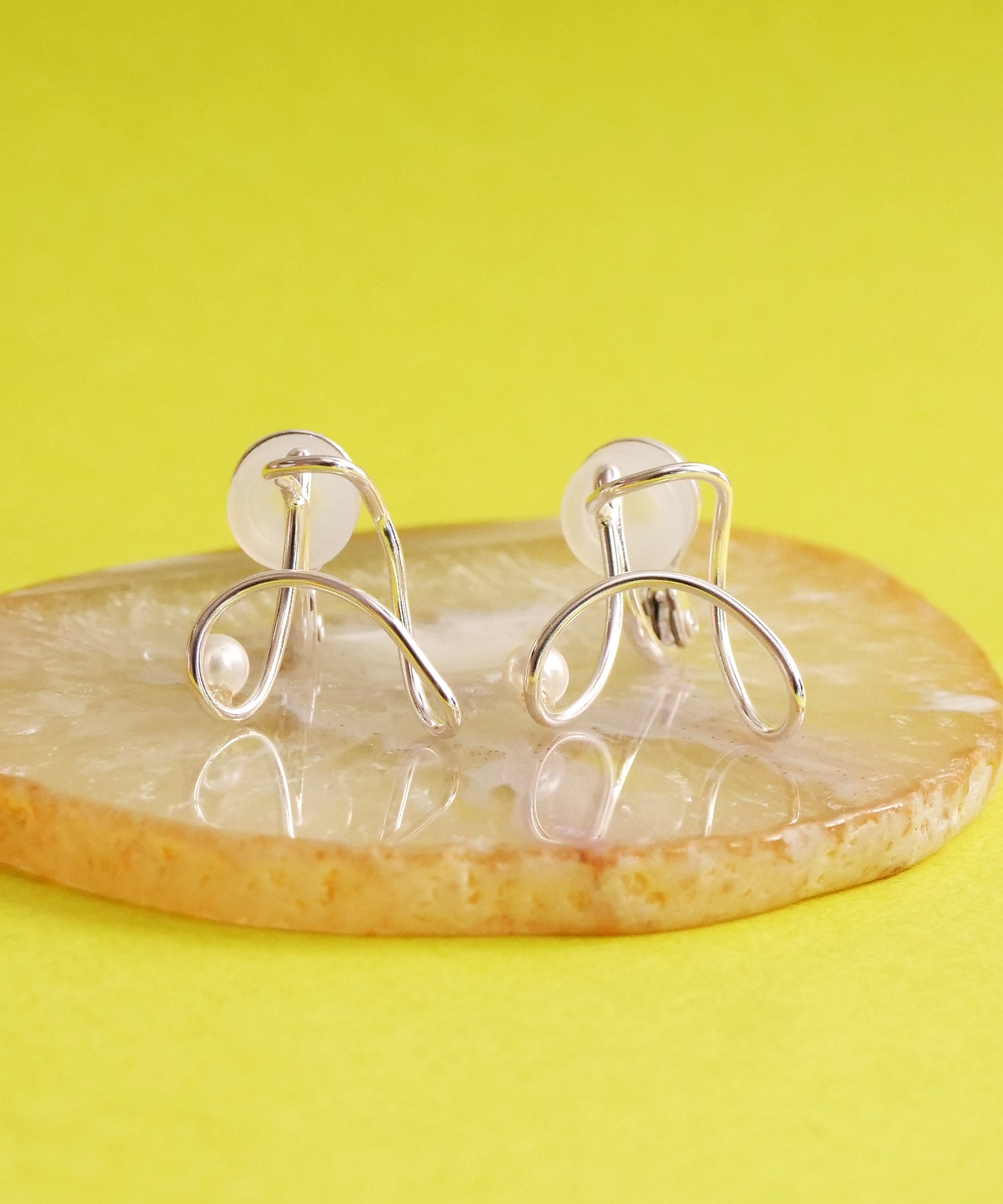 SV925 珍珠褶边涂鸦前褶耳环 银色