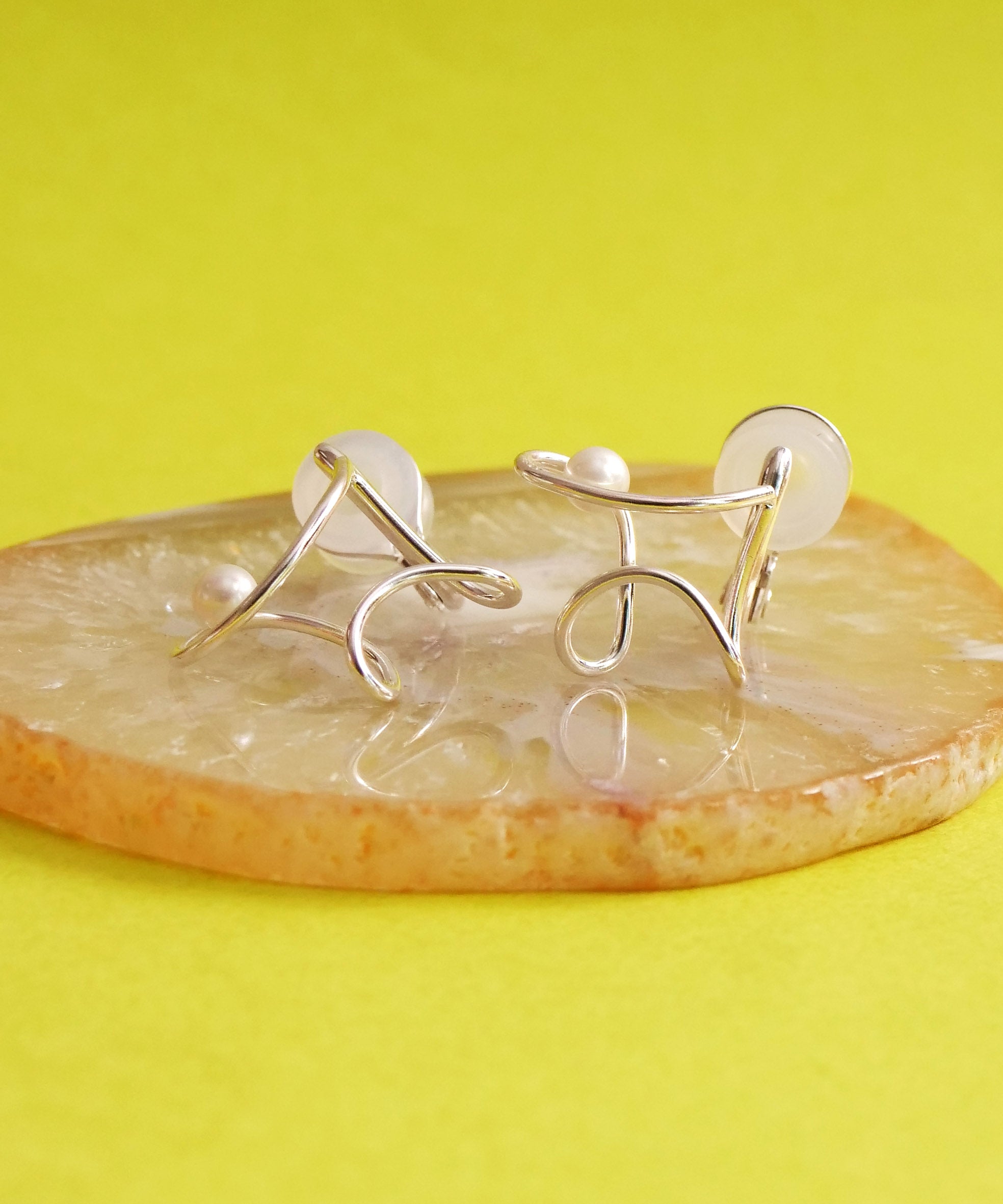 SV925 Pearl Frill Scribble Suneo Hair Earrings Silver