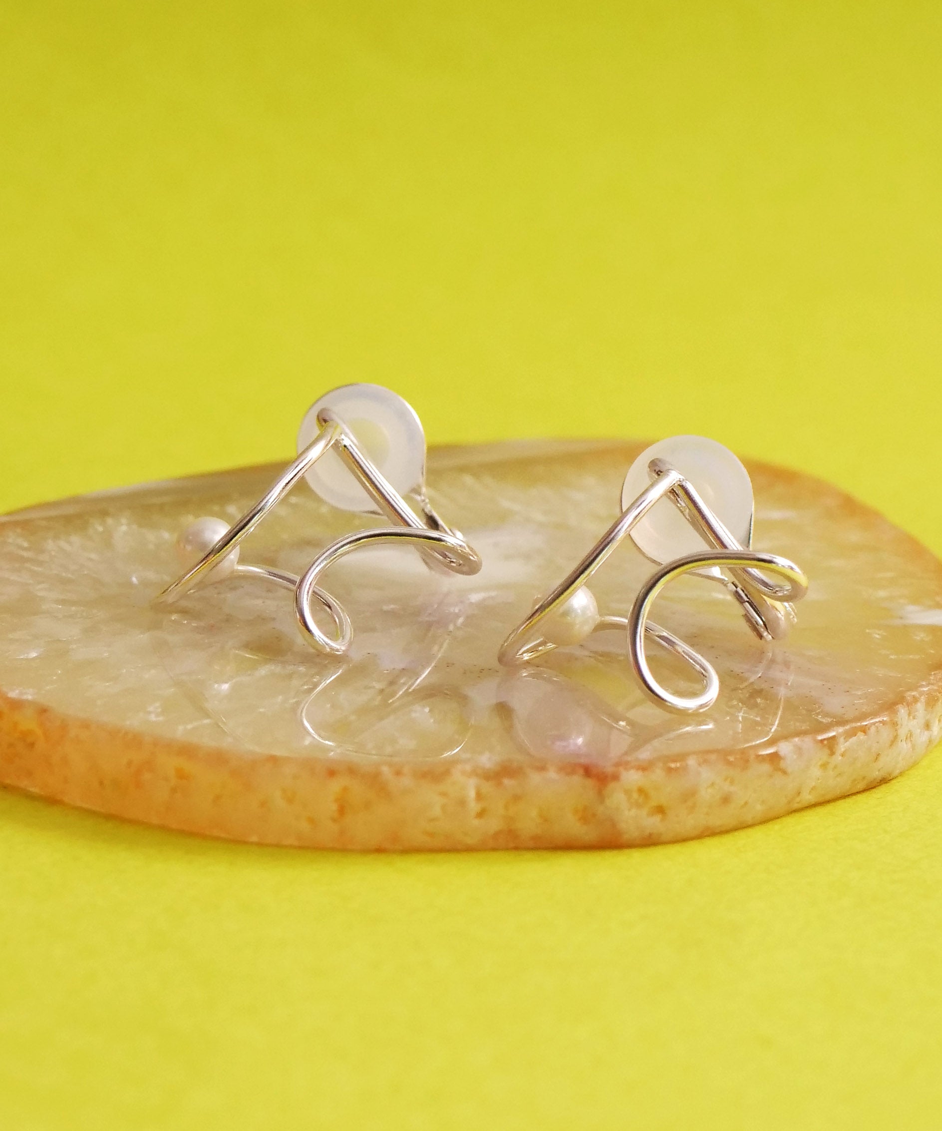 SV925 Pearl Frill Scribble Suneo Hair Earrings Silver