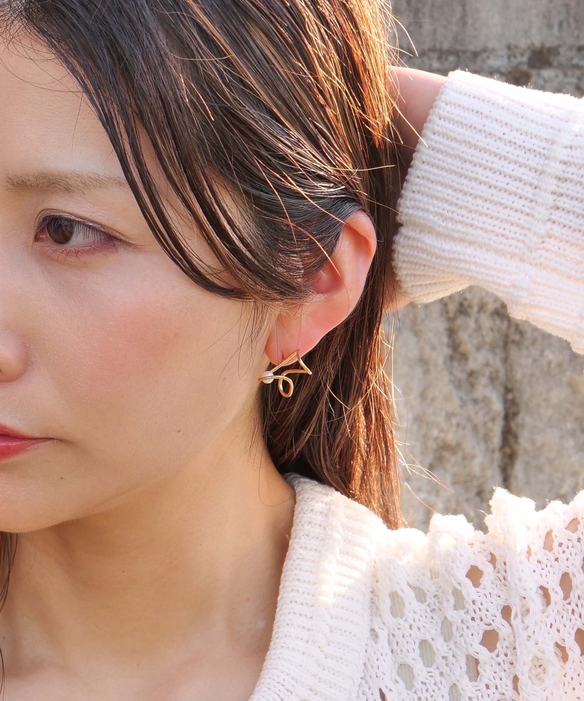 SV925 Pearl Frill Scribble Front Pleated Earrings Gold