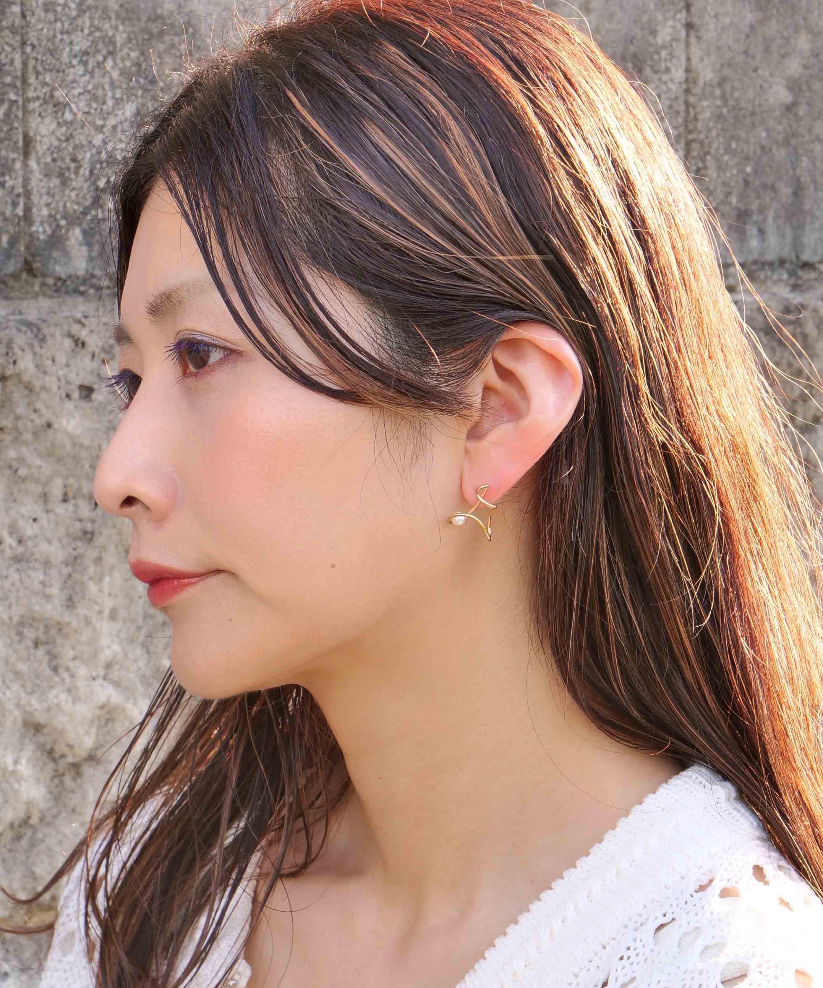 SV925 Pearl Frill Scribble Front Pleated Earrings Gold