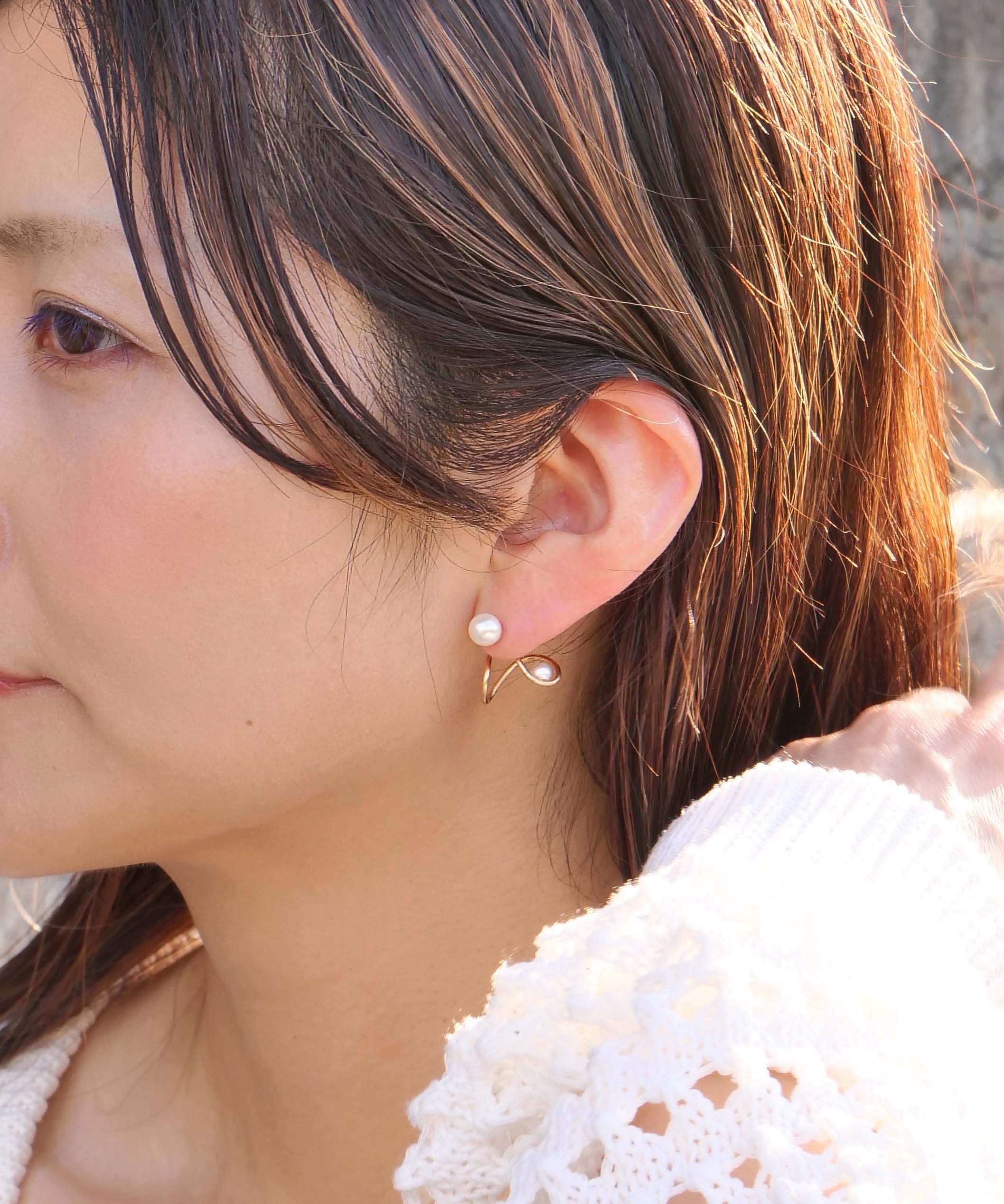 SV925 Pearl Frill Scribble Front Pleated Earrings Gold