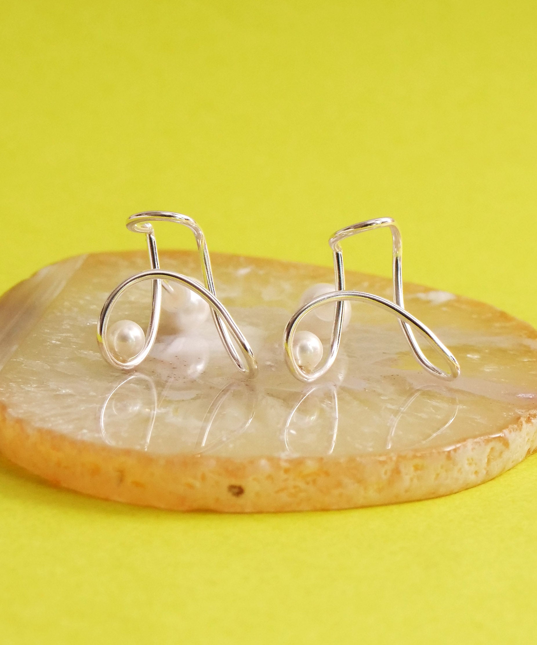 SV925 珍珠褶边涂鸦前褶耳环 银色