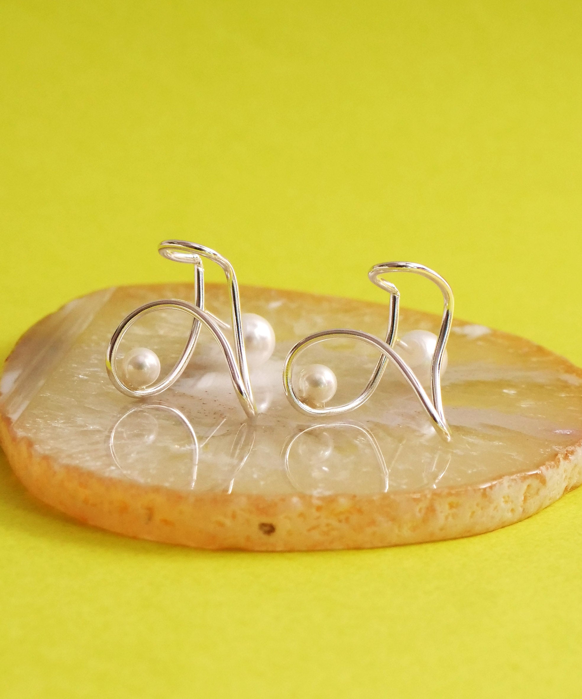 SV925 珍珠褶边涂鸦前褶耳环 银色