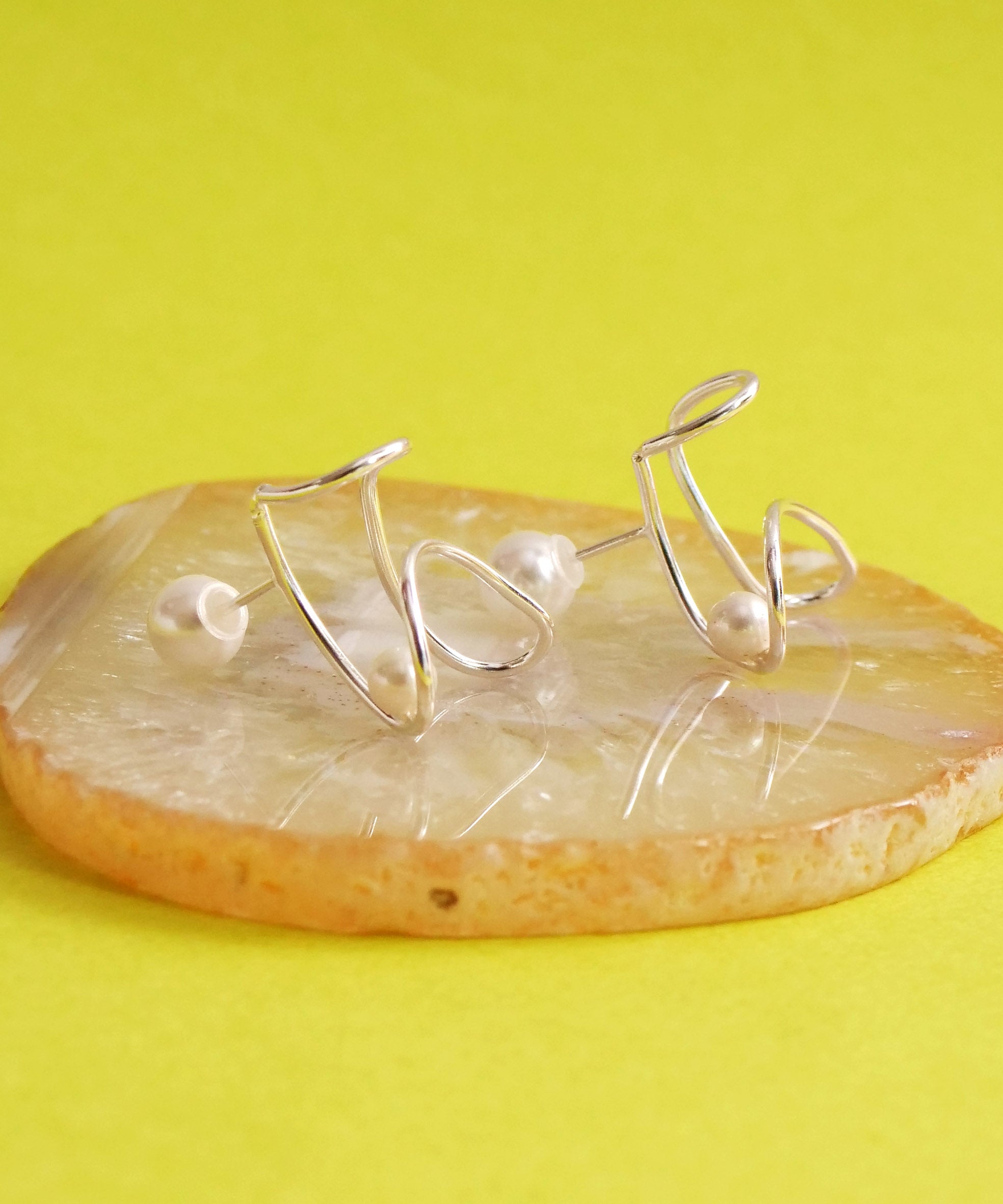 SV925 珍珠褶边涂鸦前褶耳环 银色