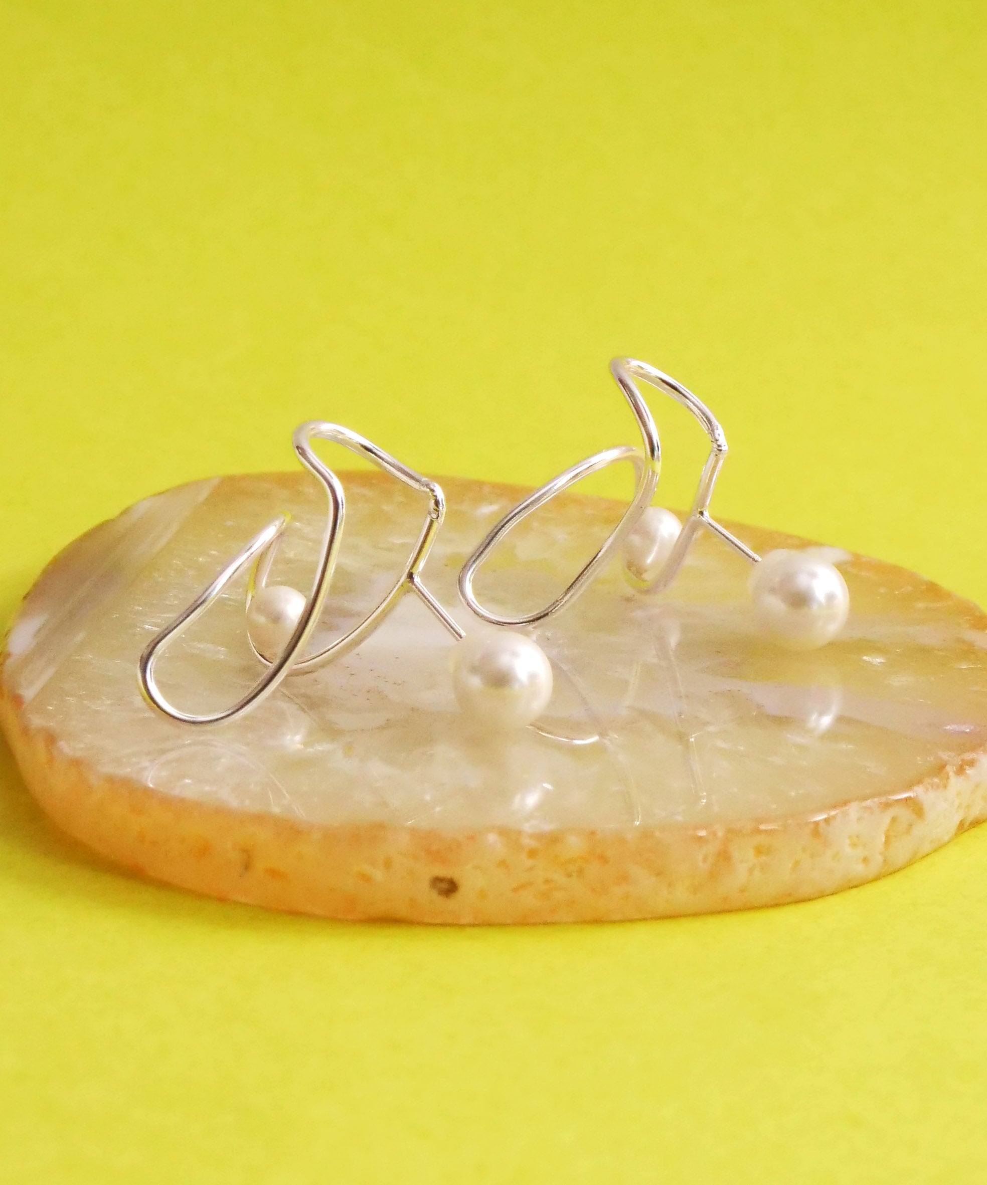 SV925 珍珠褶边涂鸦前褶耳环 银色