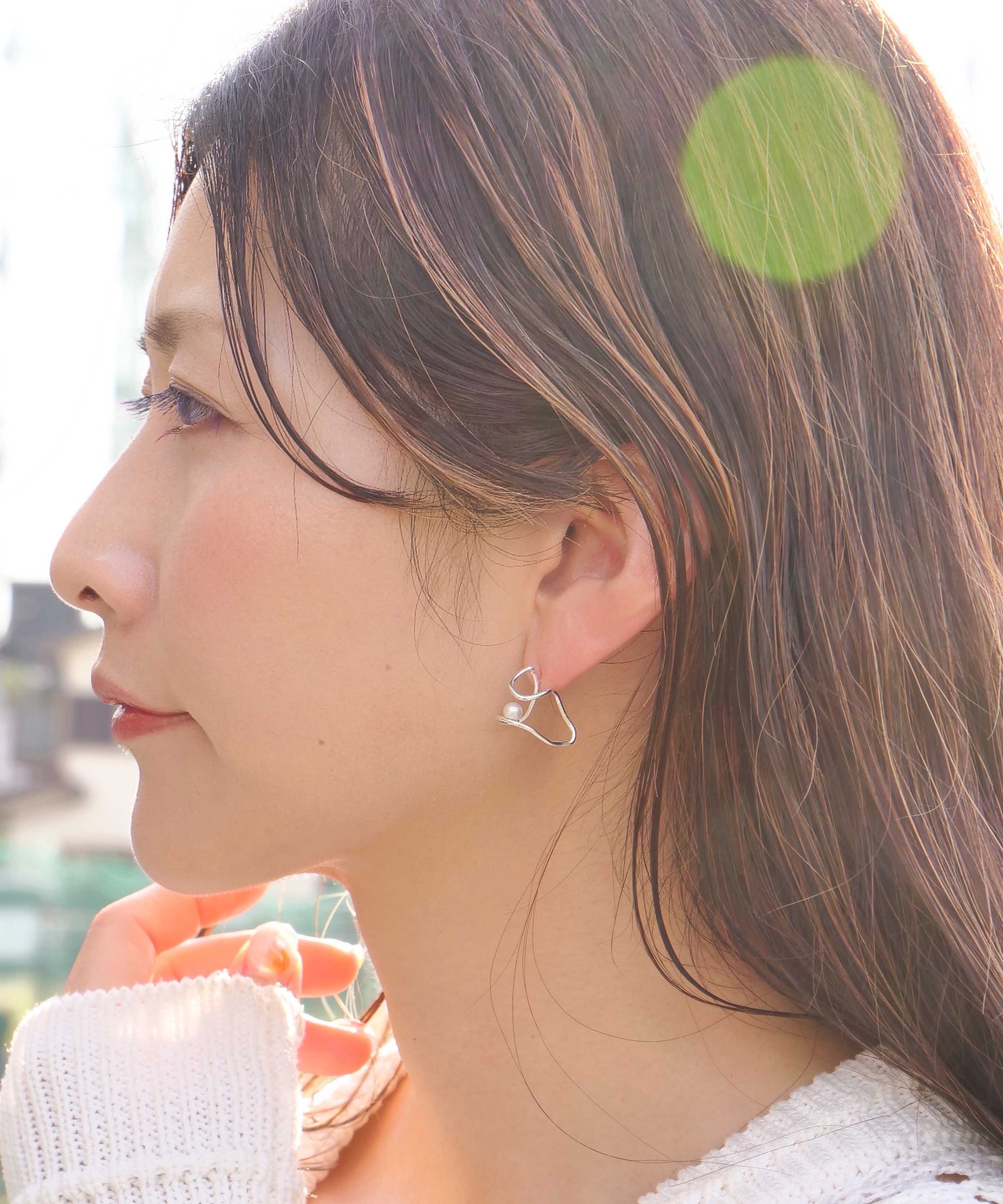 SV925 珍珠褶边涂鸦前褶耳环 银色