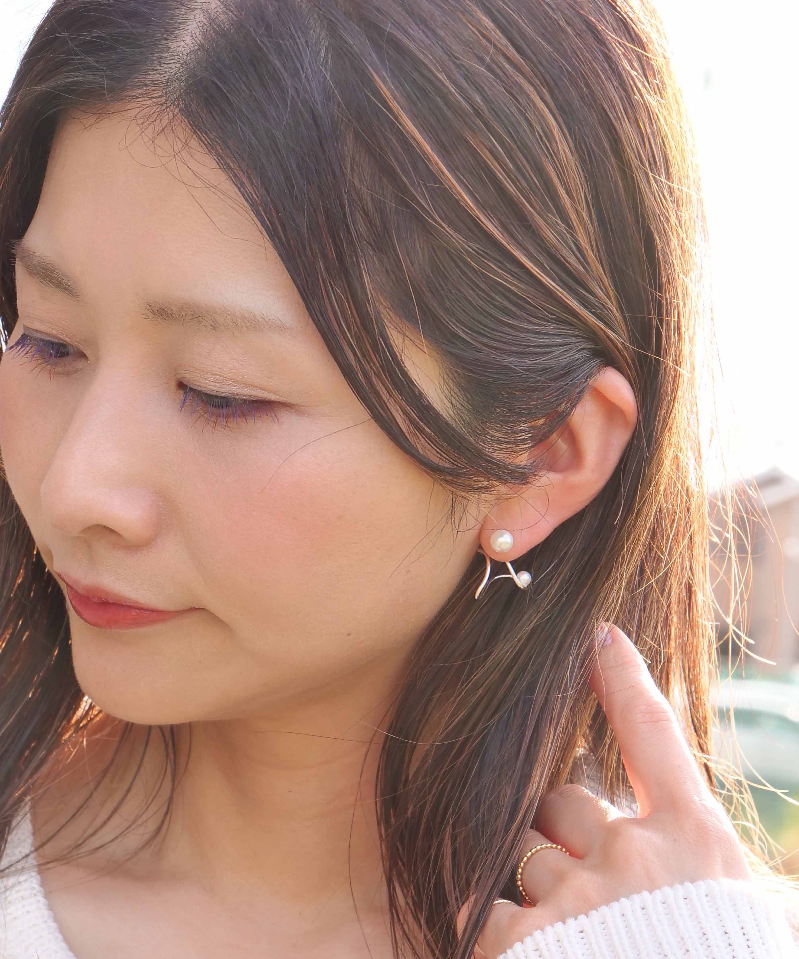 SV925 珍珠褶边涂鸦前褶耳环 银色