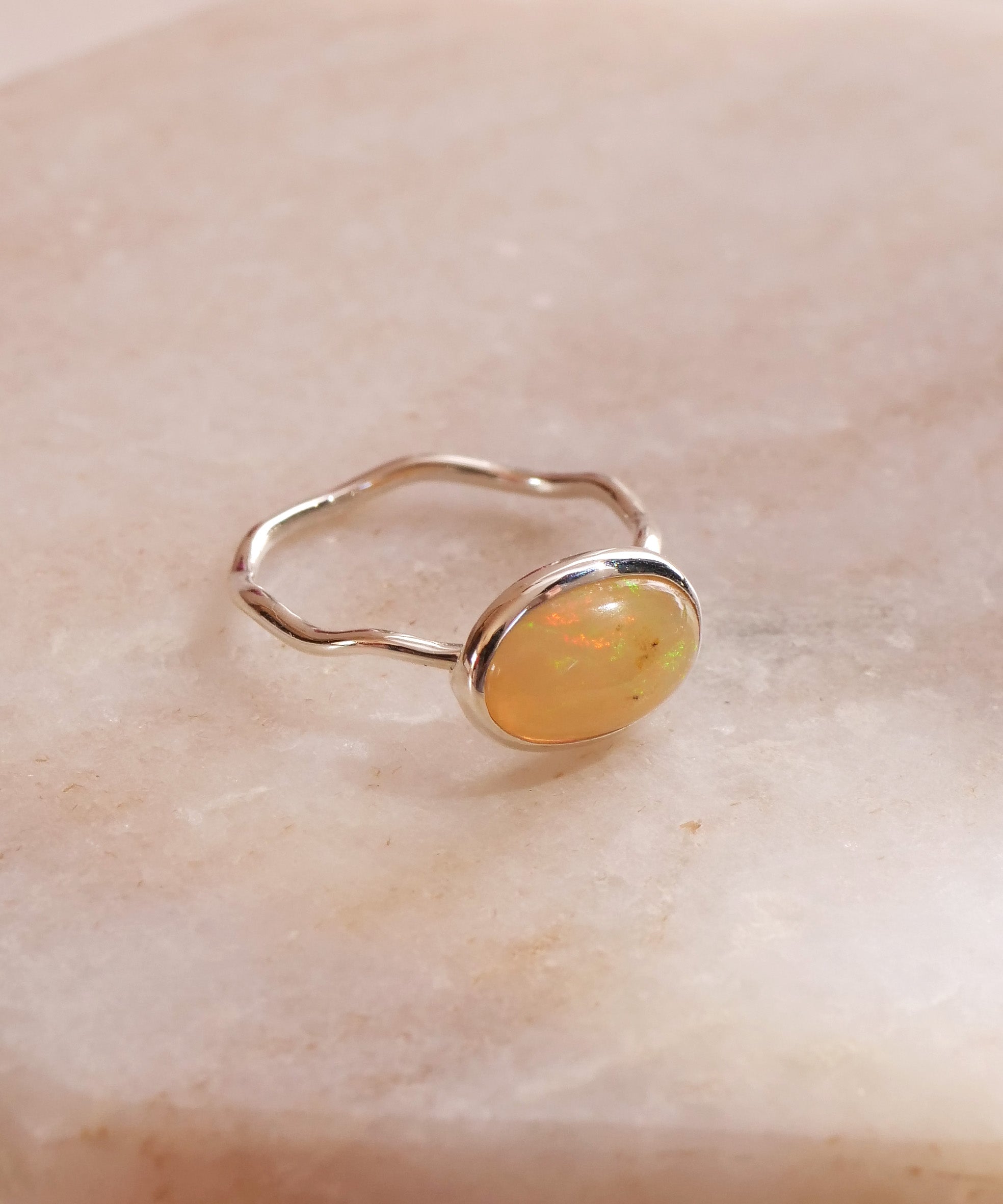 SV925 涂鸦波浪白蛋白石戒指 11 号