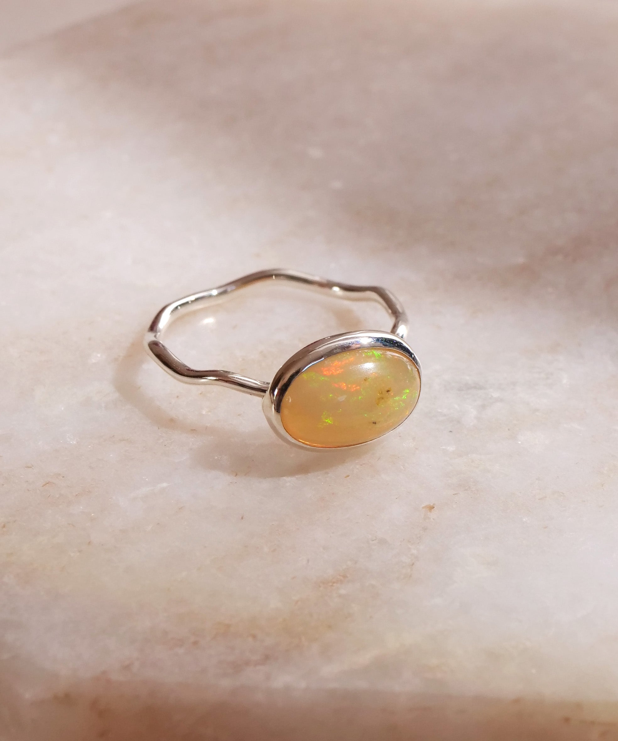 SV925 涂鸦波浪白蛋白石戒指 11 号