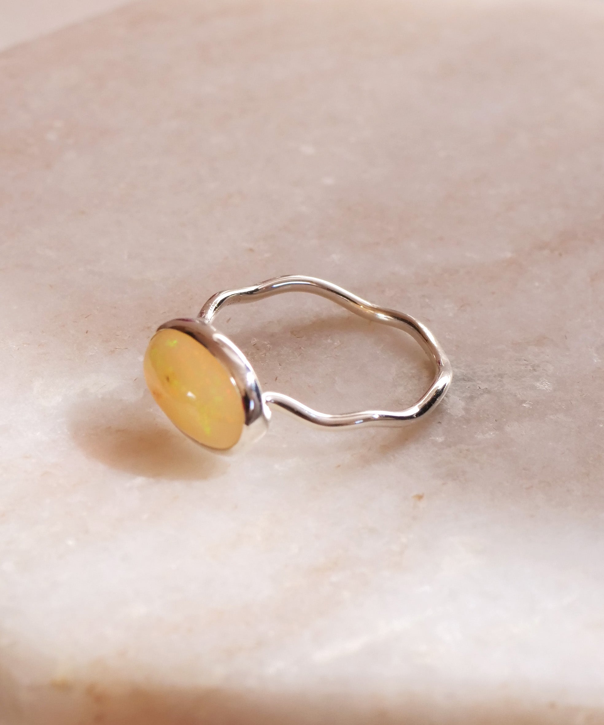 SV925 涂鸦波浪白蛋白石戒指 11 号