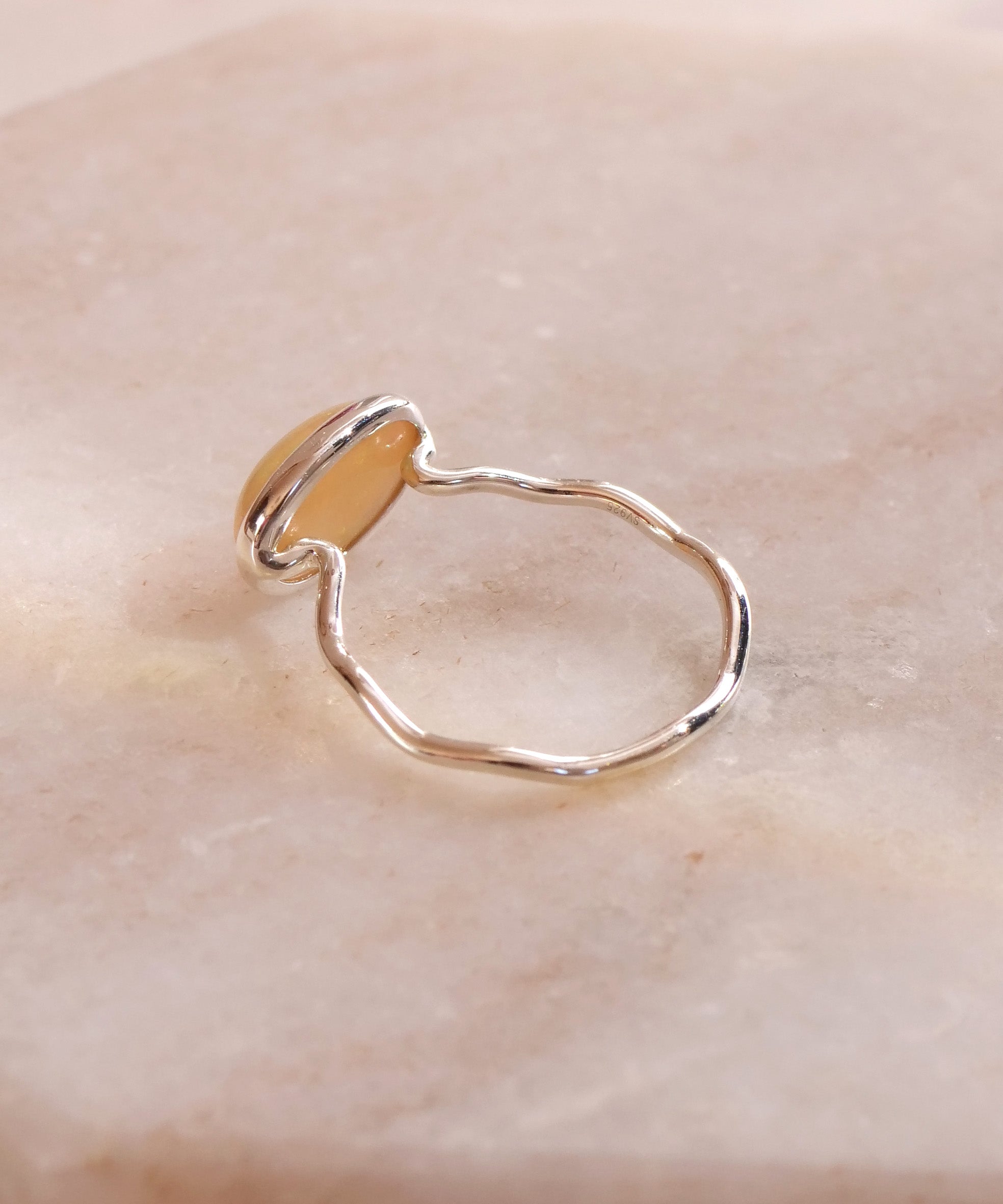 SV925 涂鸦波浪白蛋白石戒指 11 号