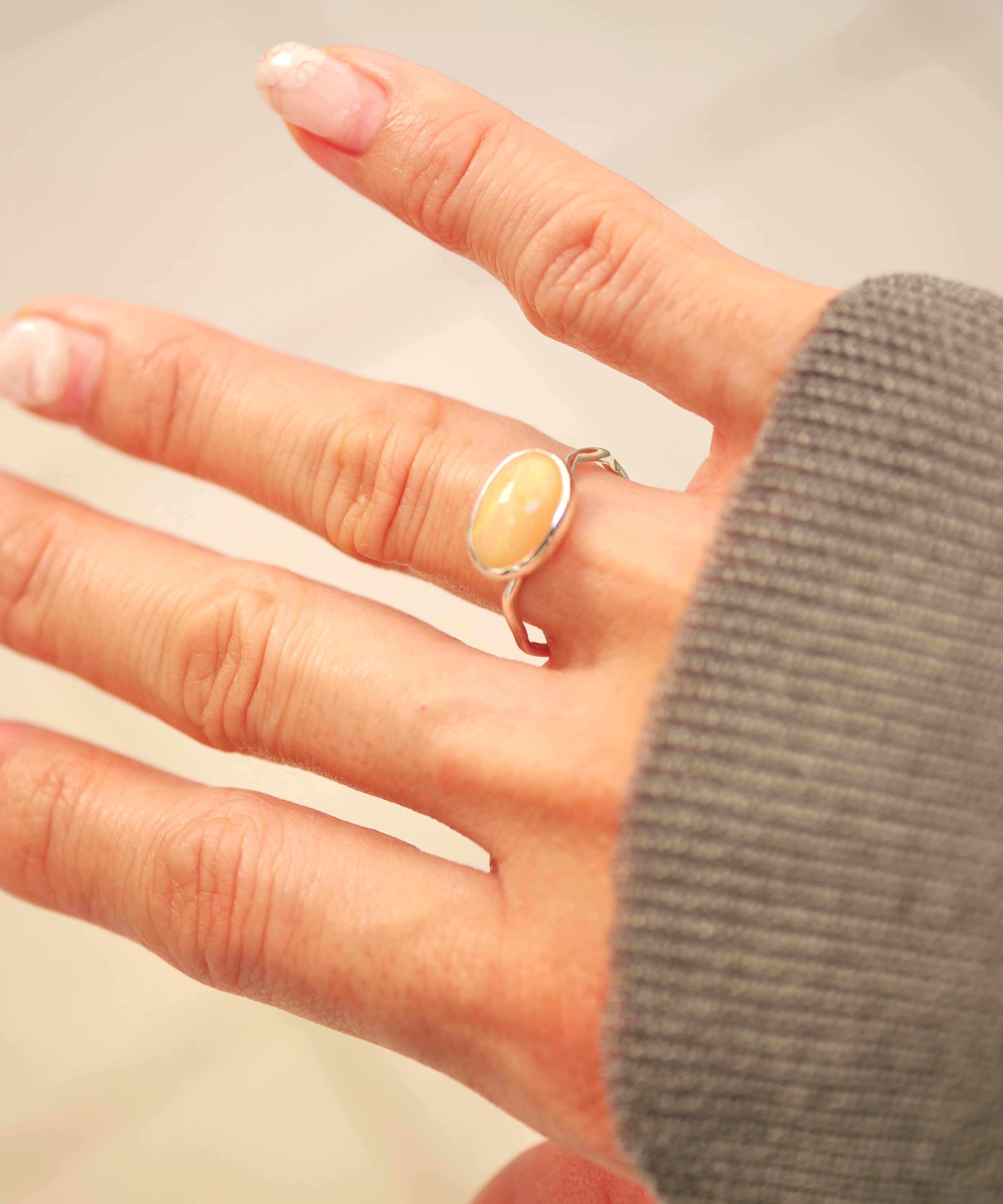 SV925 涂鸦波浪白蛋白石戒指 11 号