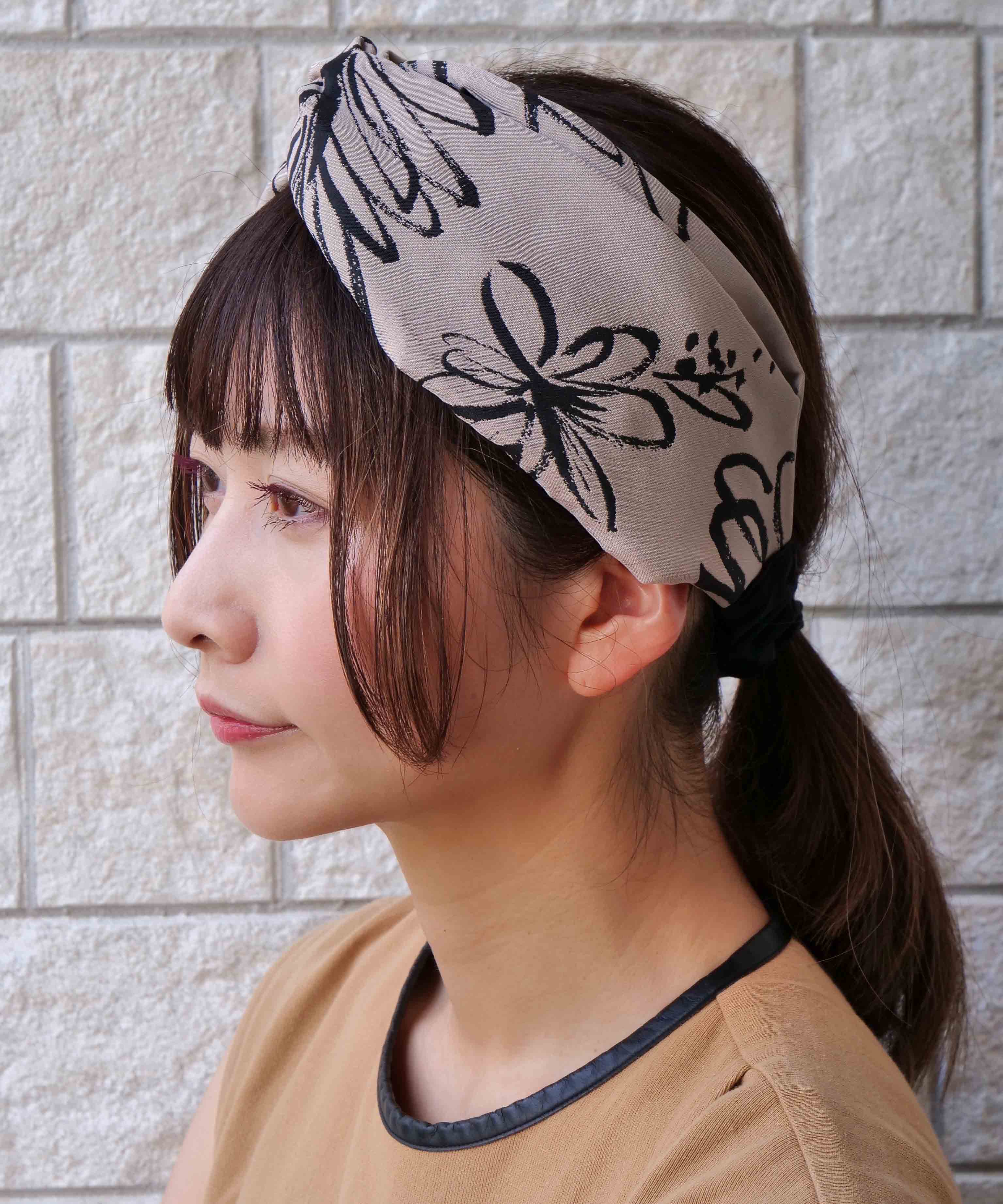 Large monochrome flower turban