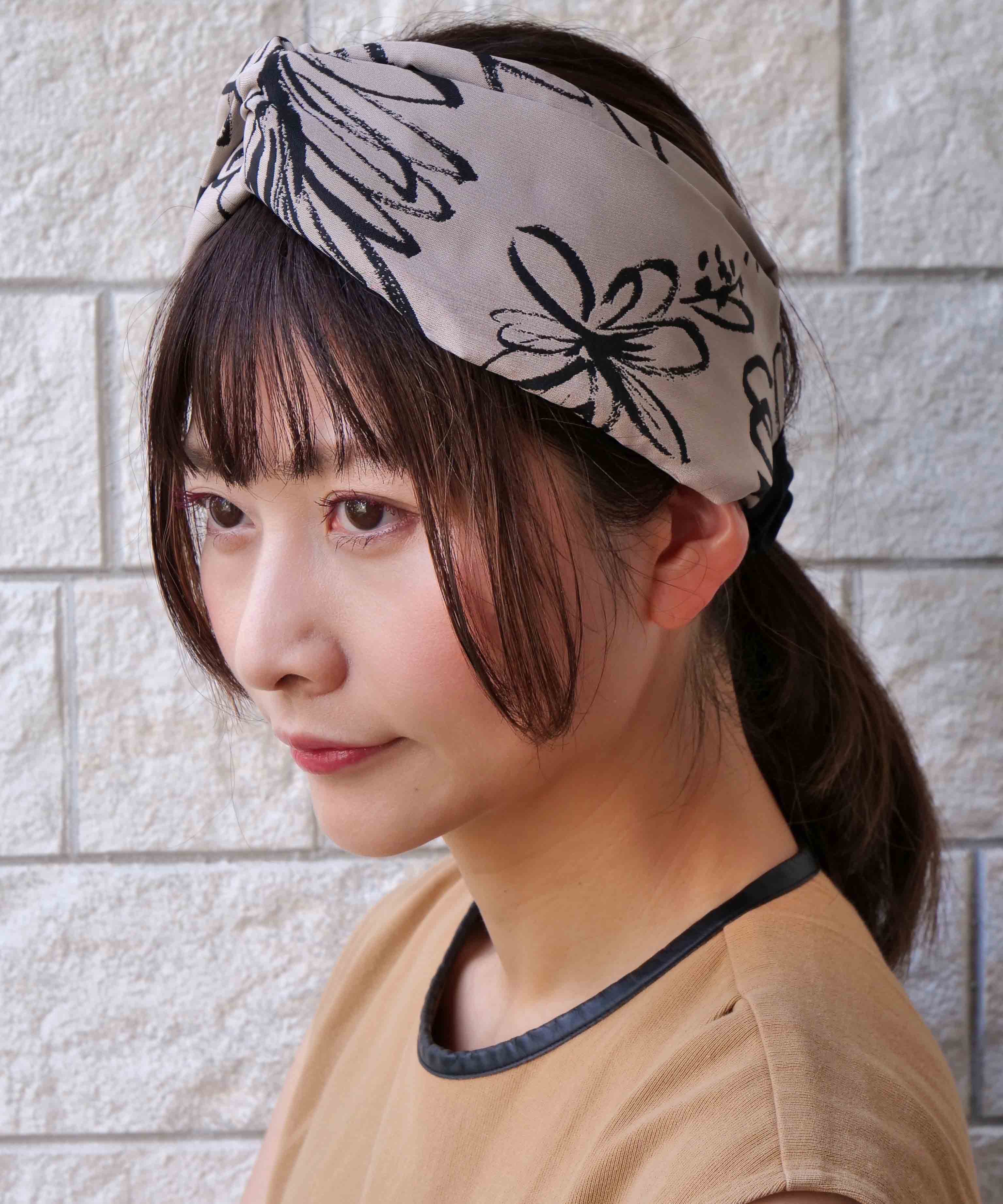 Large monochrome flower turban