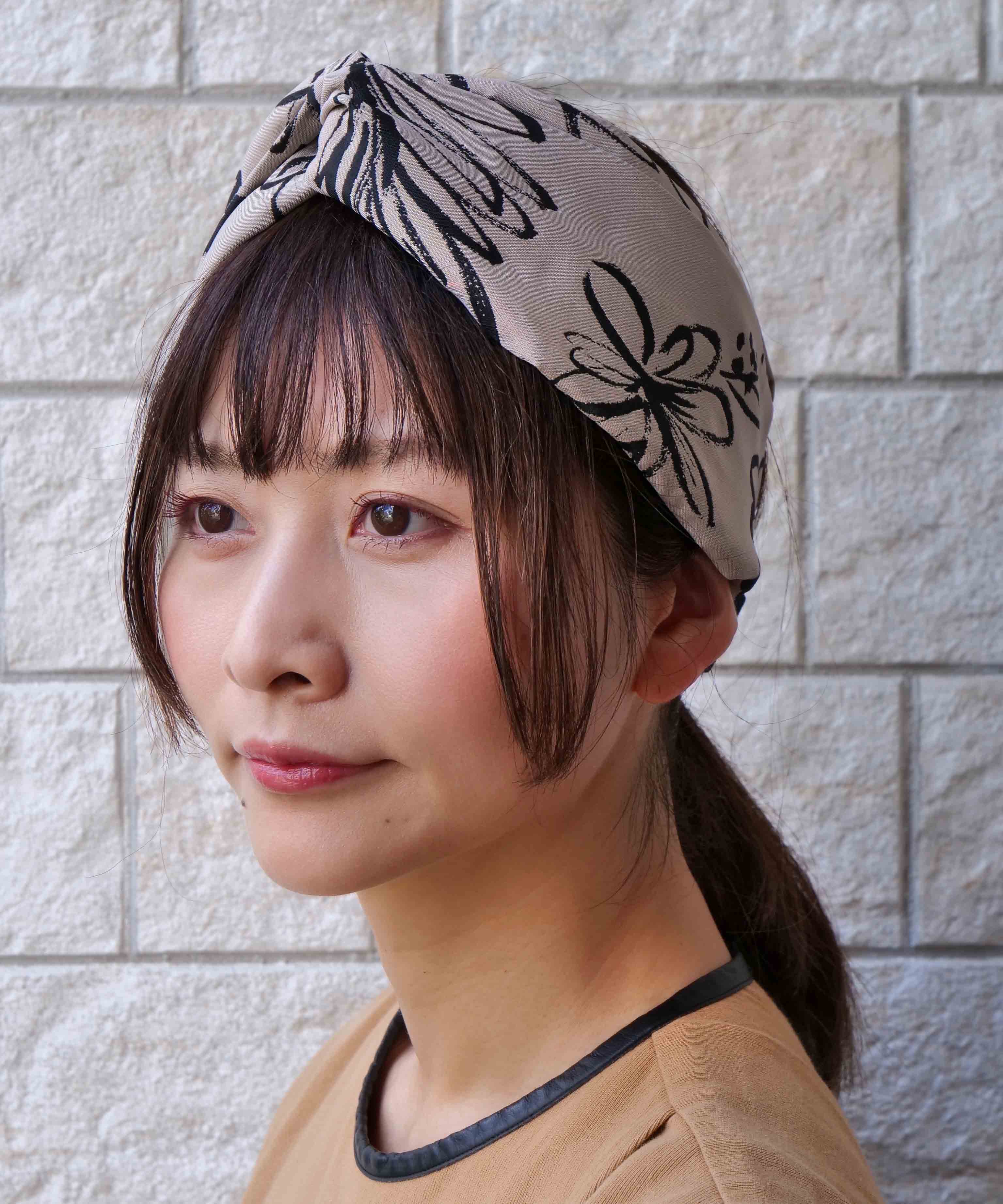 Large monochrome flower turban