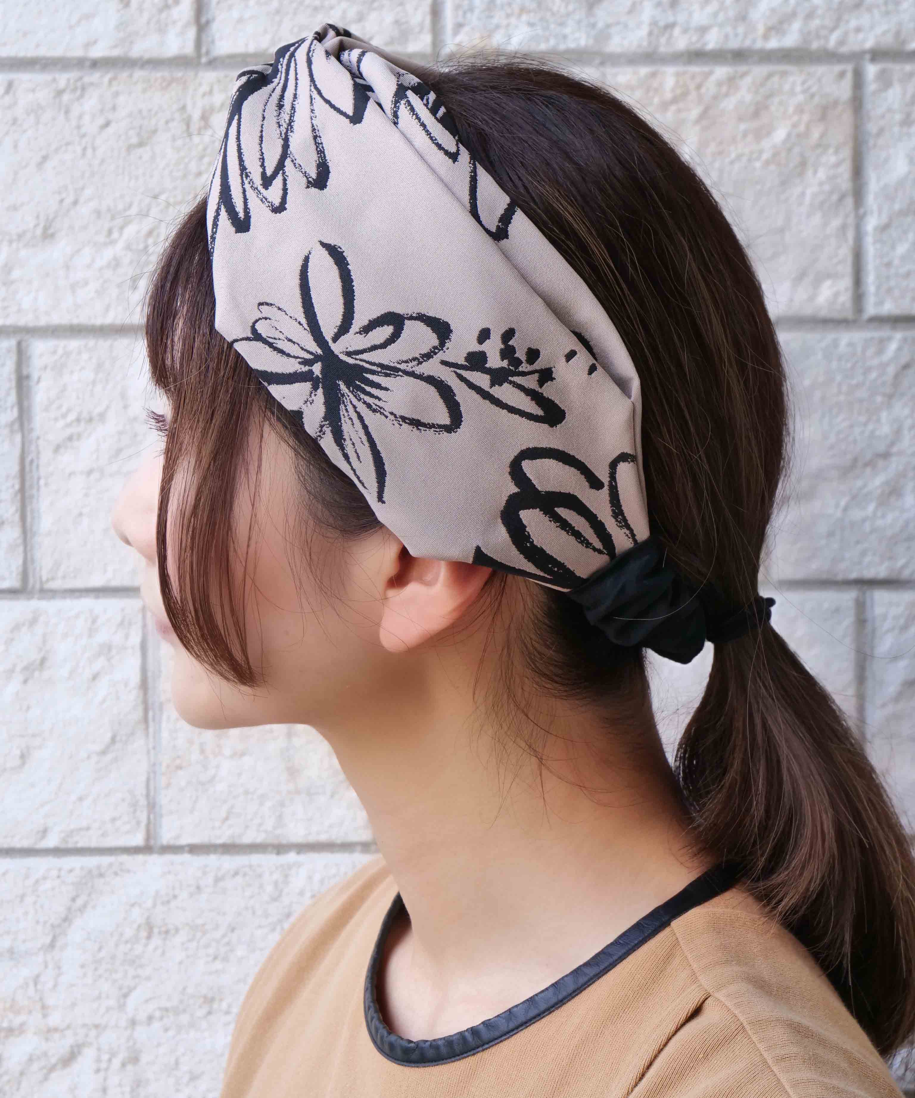 Large monochrome flower turban