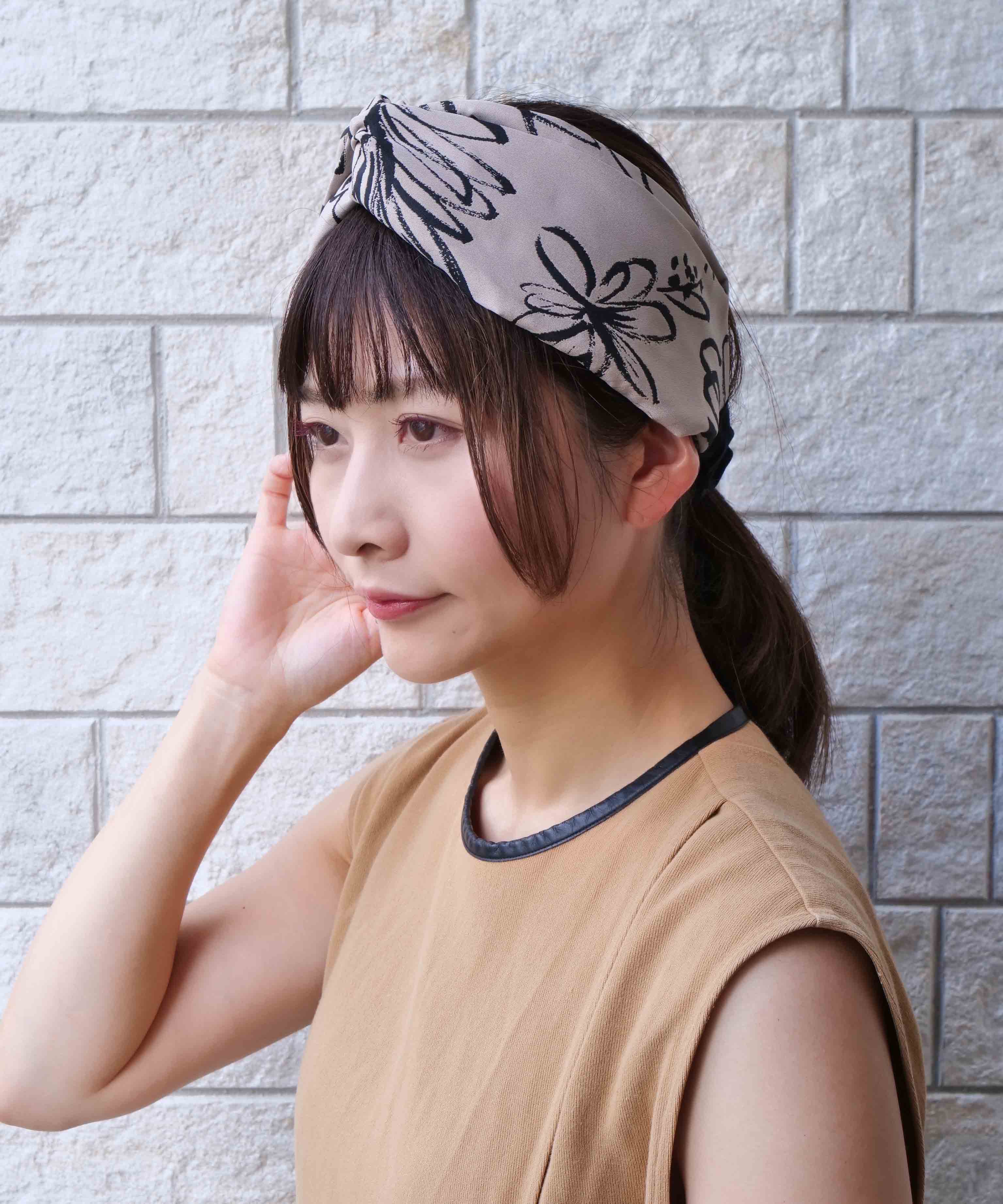 Large monochrome flower turban
