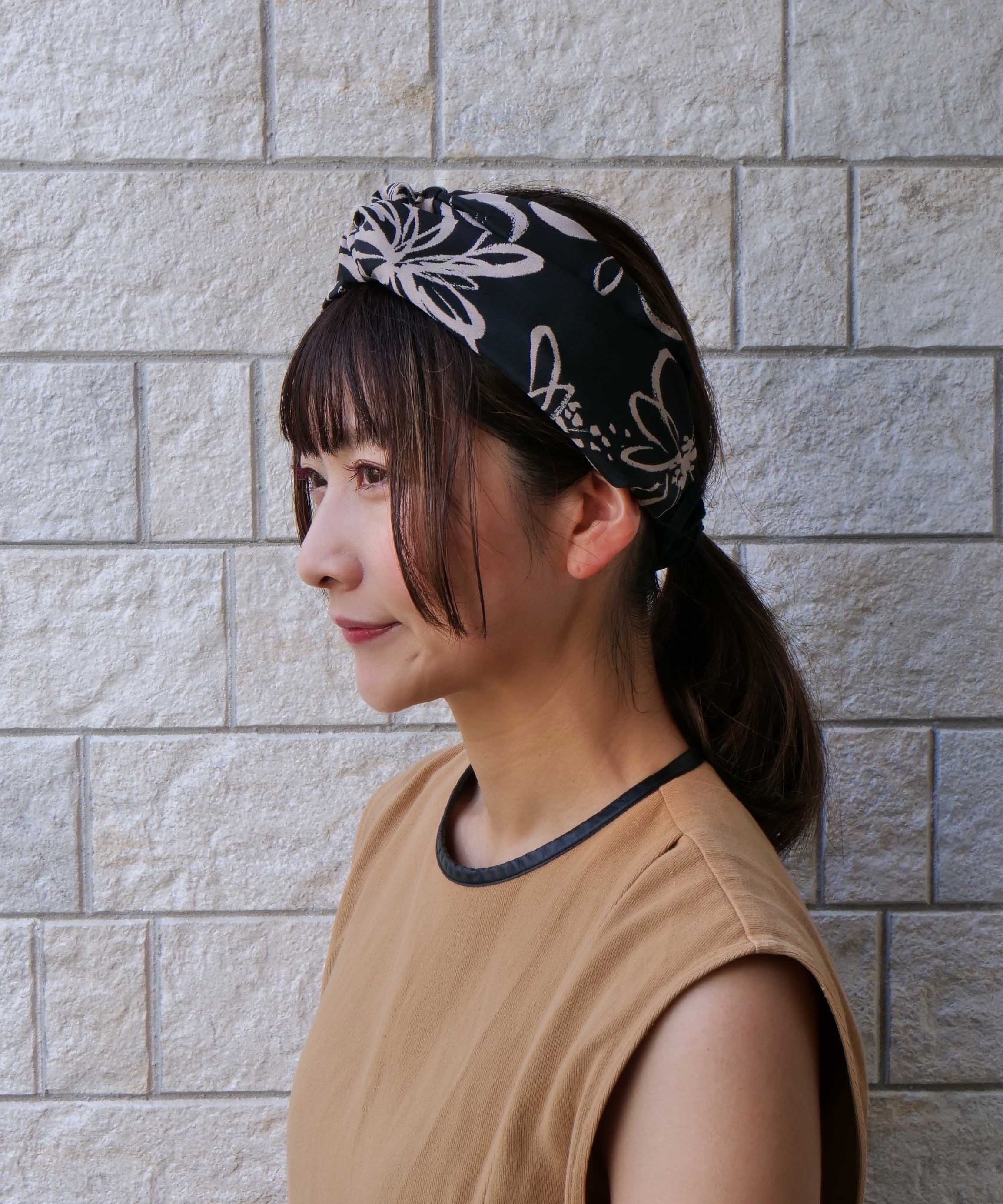 Large monochrome flower turban