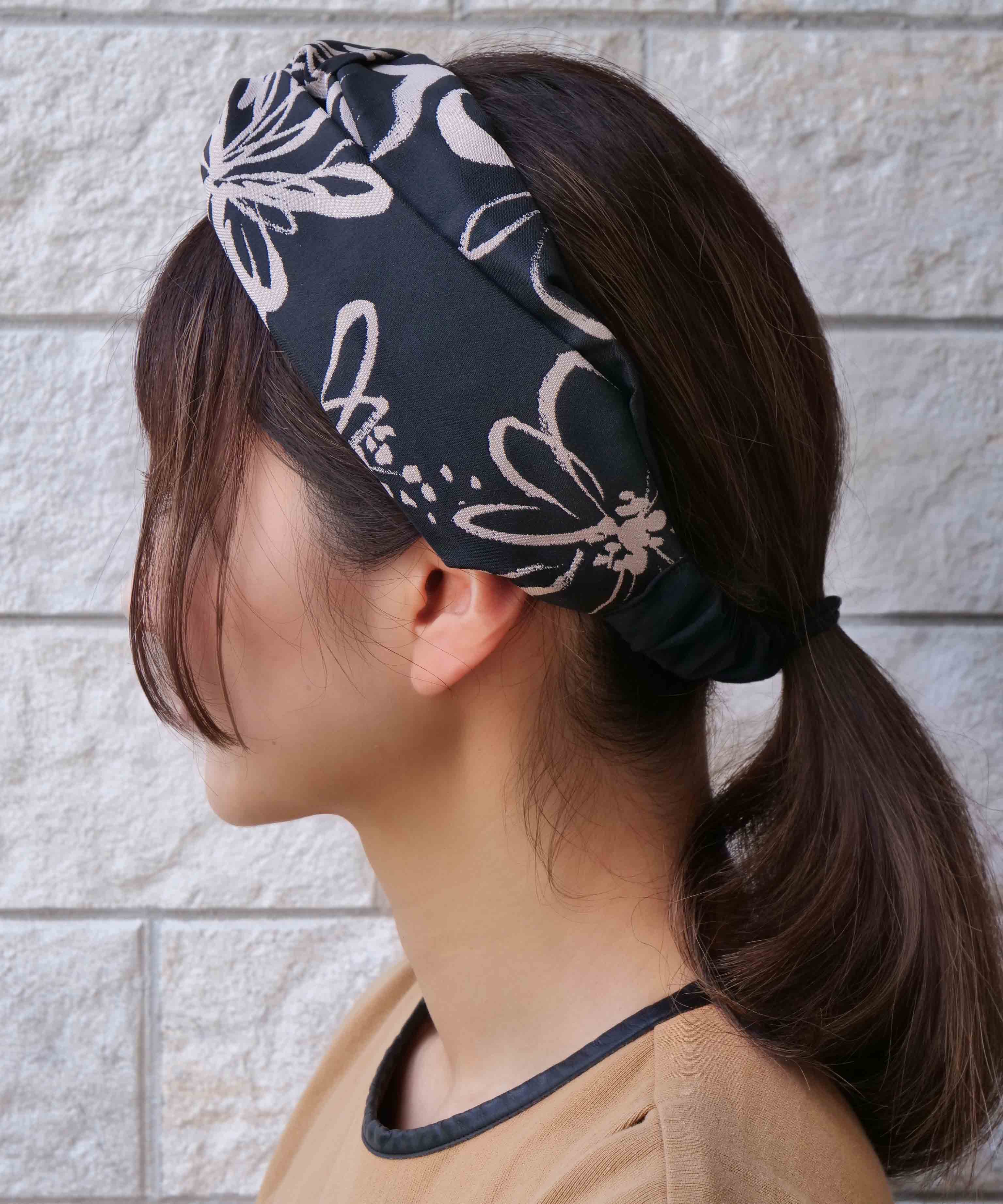 Large monochrome flower turban