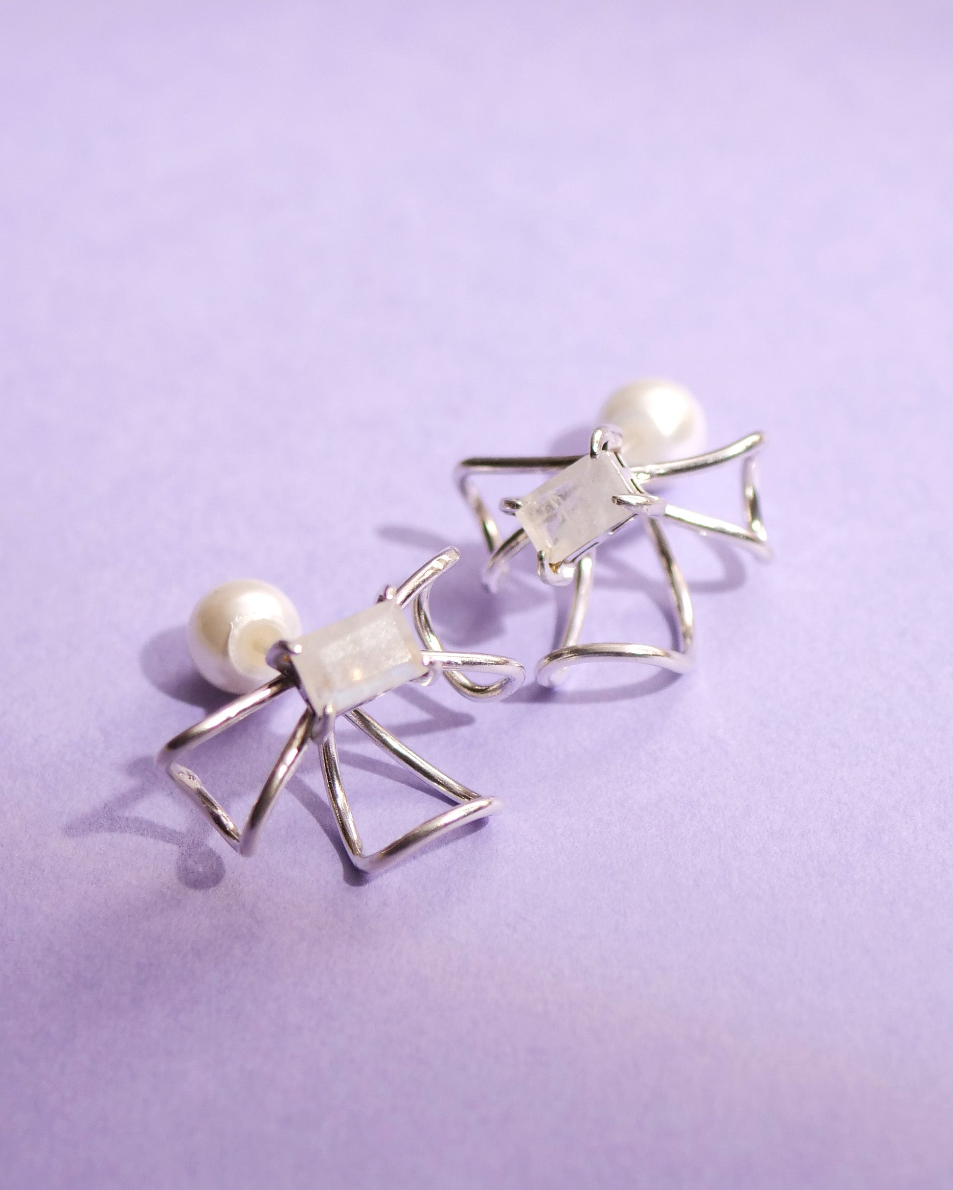 SV925ラクガキフラワー天然石付きピアス シルバー×ムーンストーン