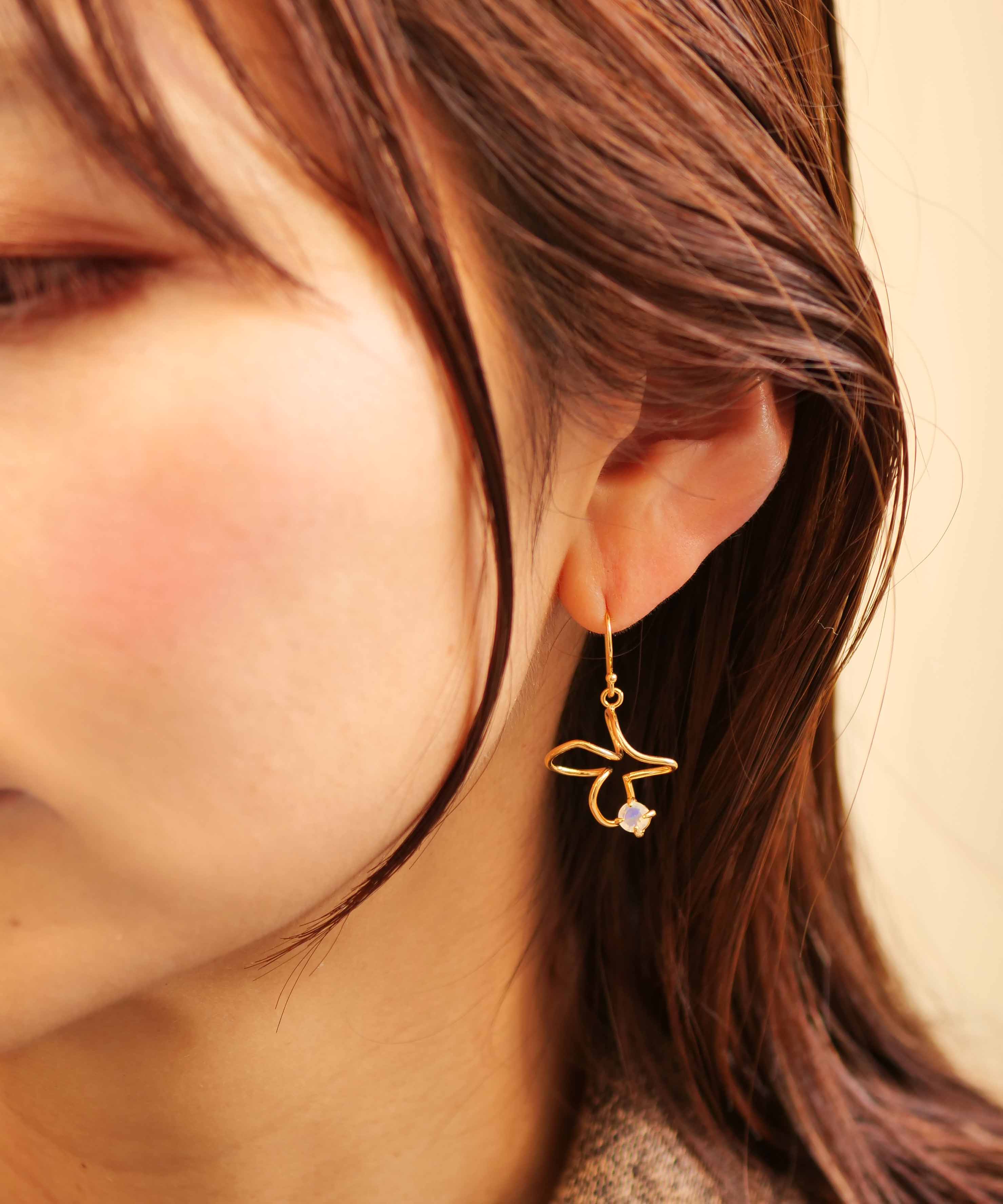 SV925ラクガキフリル天然石付きフックピアス ゴールド×オパール