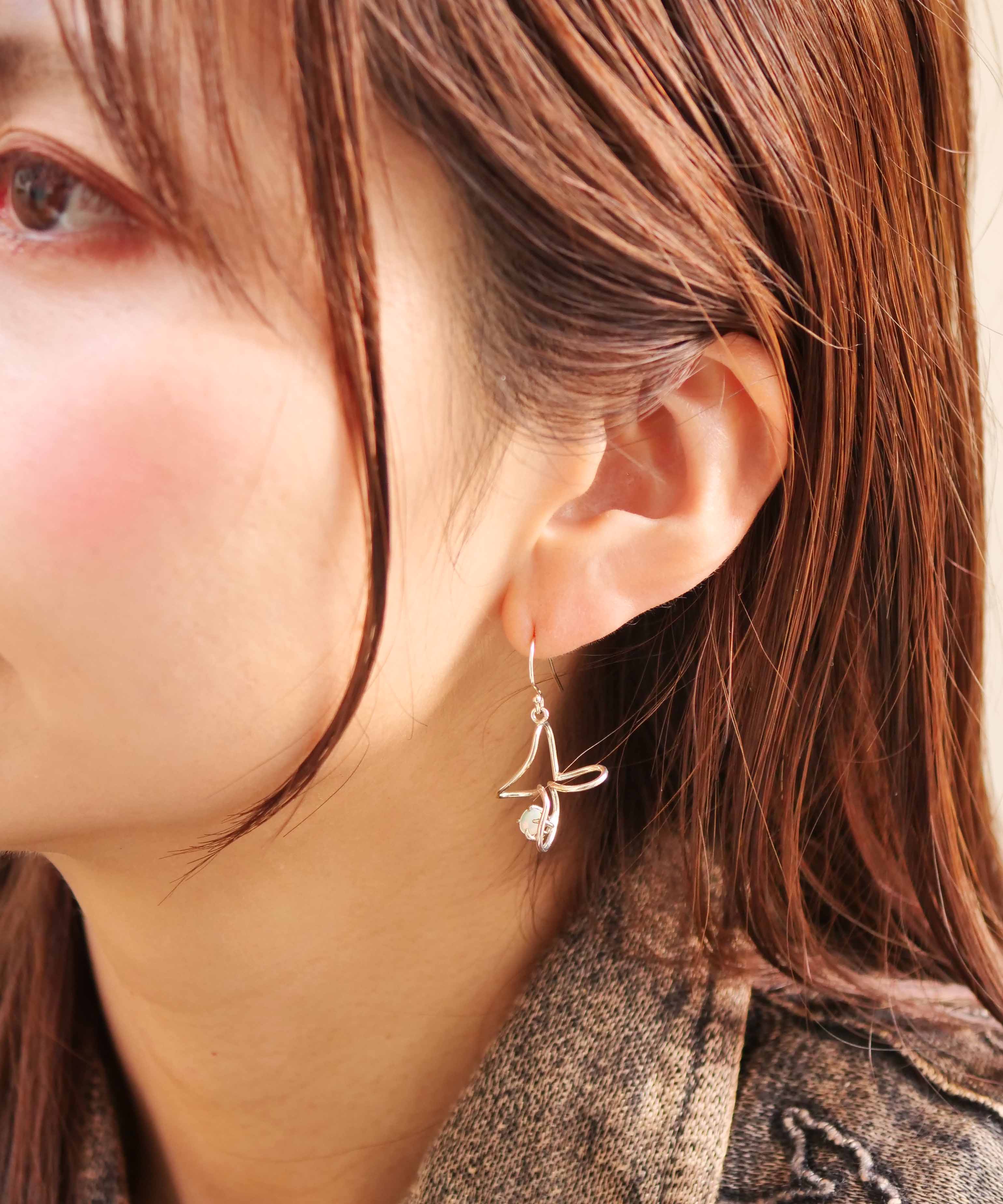 SV925ラクガキフリル天然石付きフックピアス シルバー×オパール