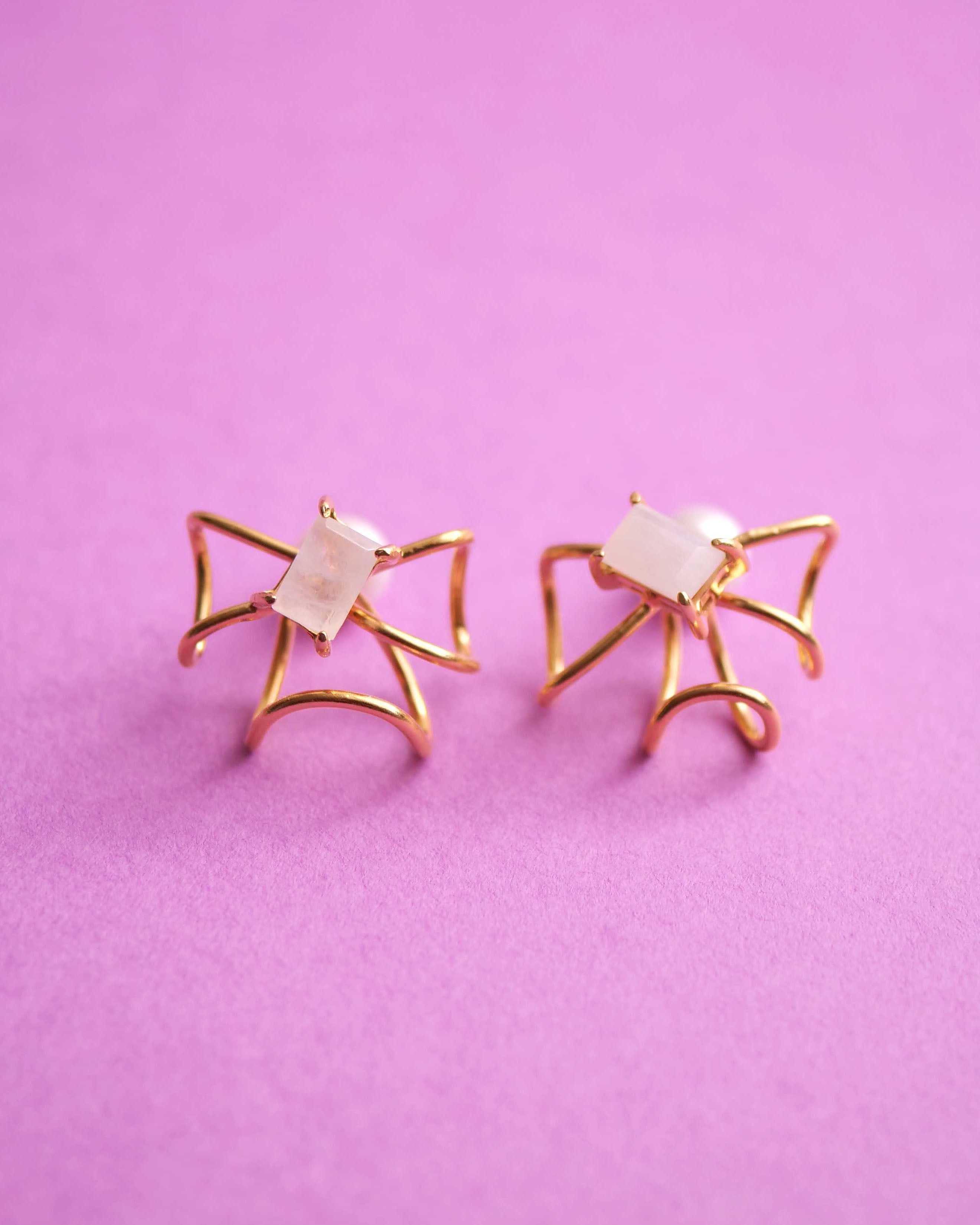 SV925ラクガキフラワー天然石付きピアス ゴールド×ムーンストーン