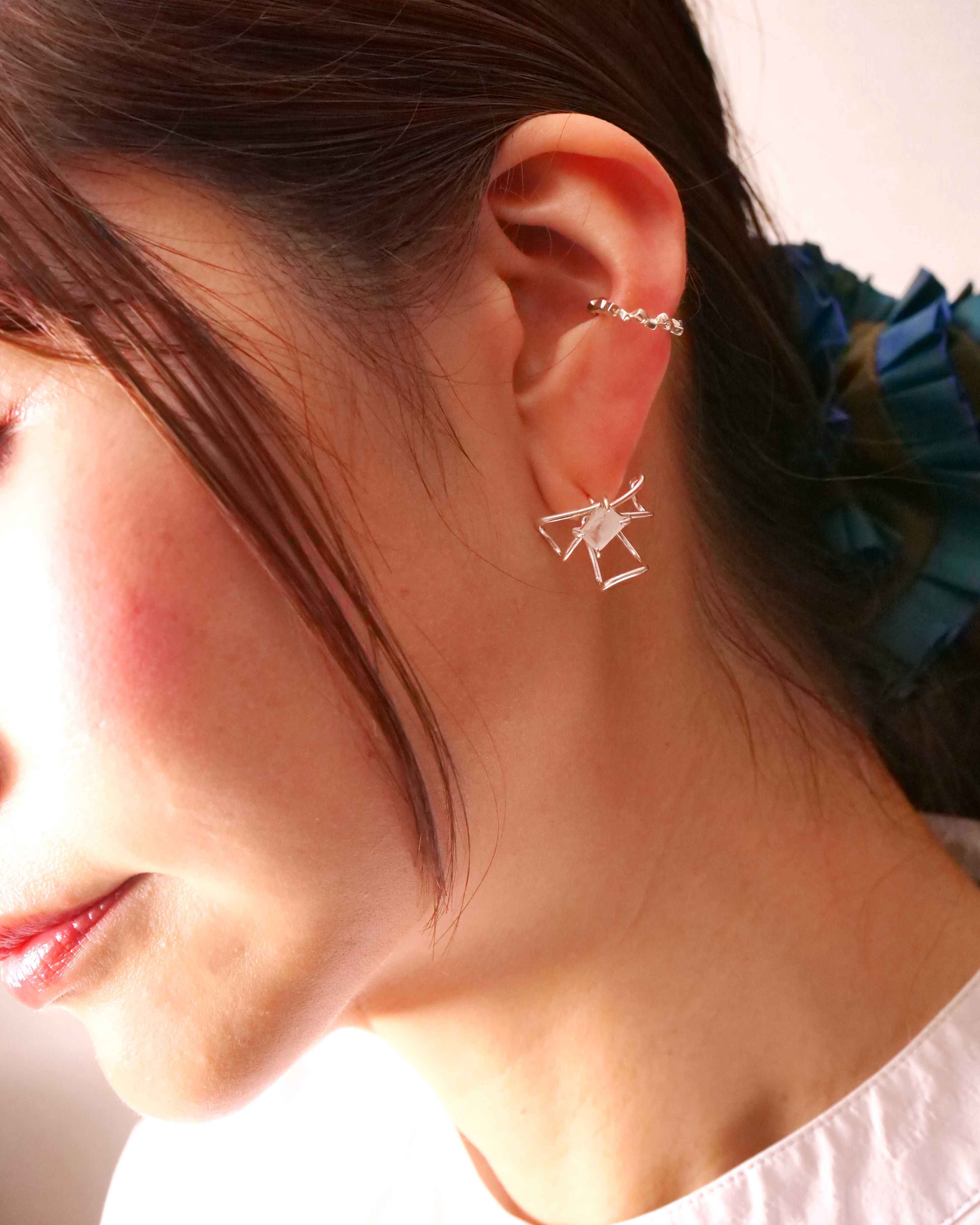 SV925ラクガキフラワー天然石付きピアス シルバー×ムーンストーン