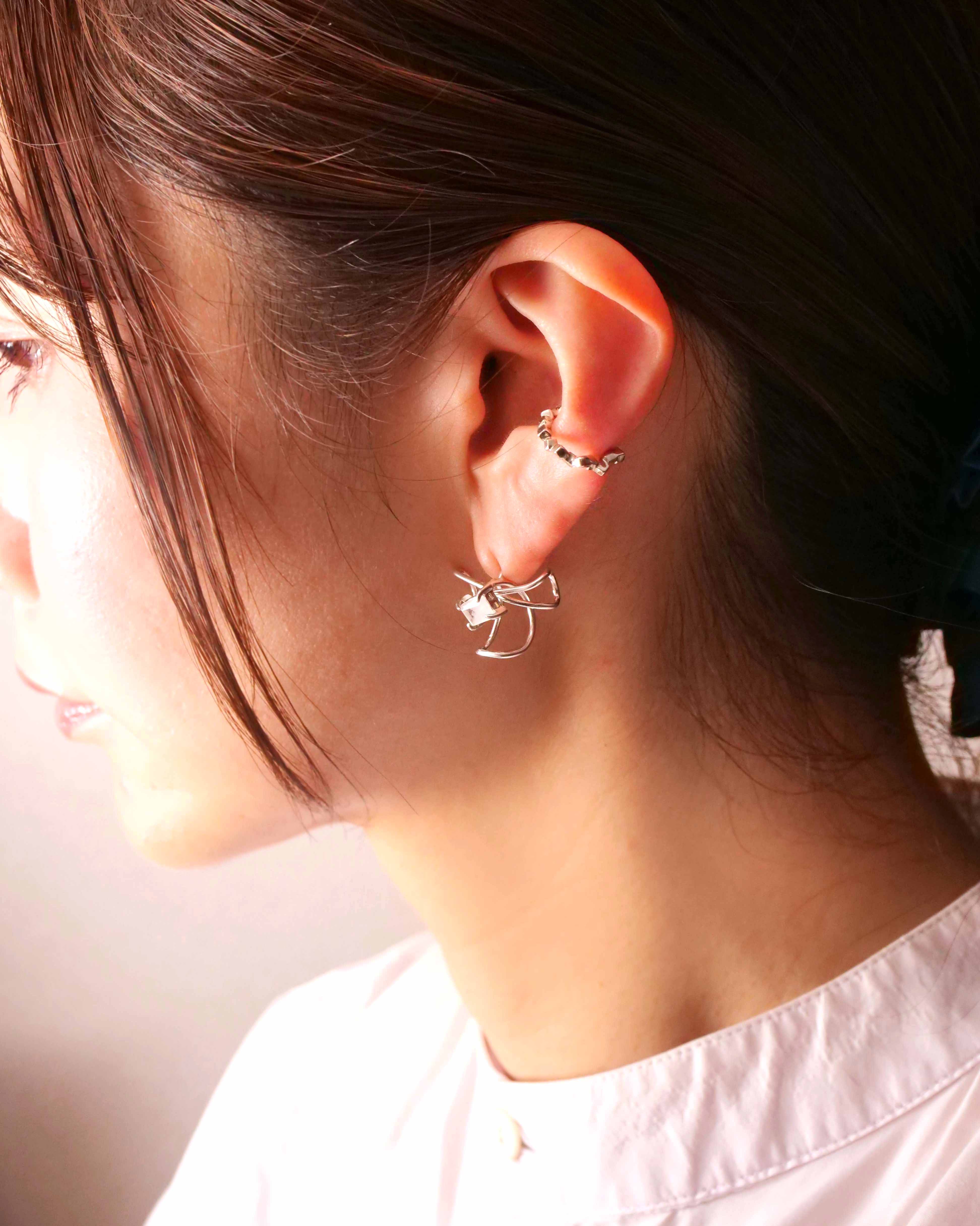 SV925ラクガキフラワー天然石付きピアス シルバー×ムーンストーン